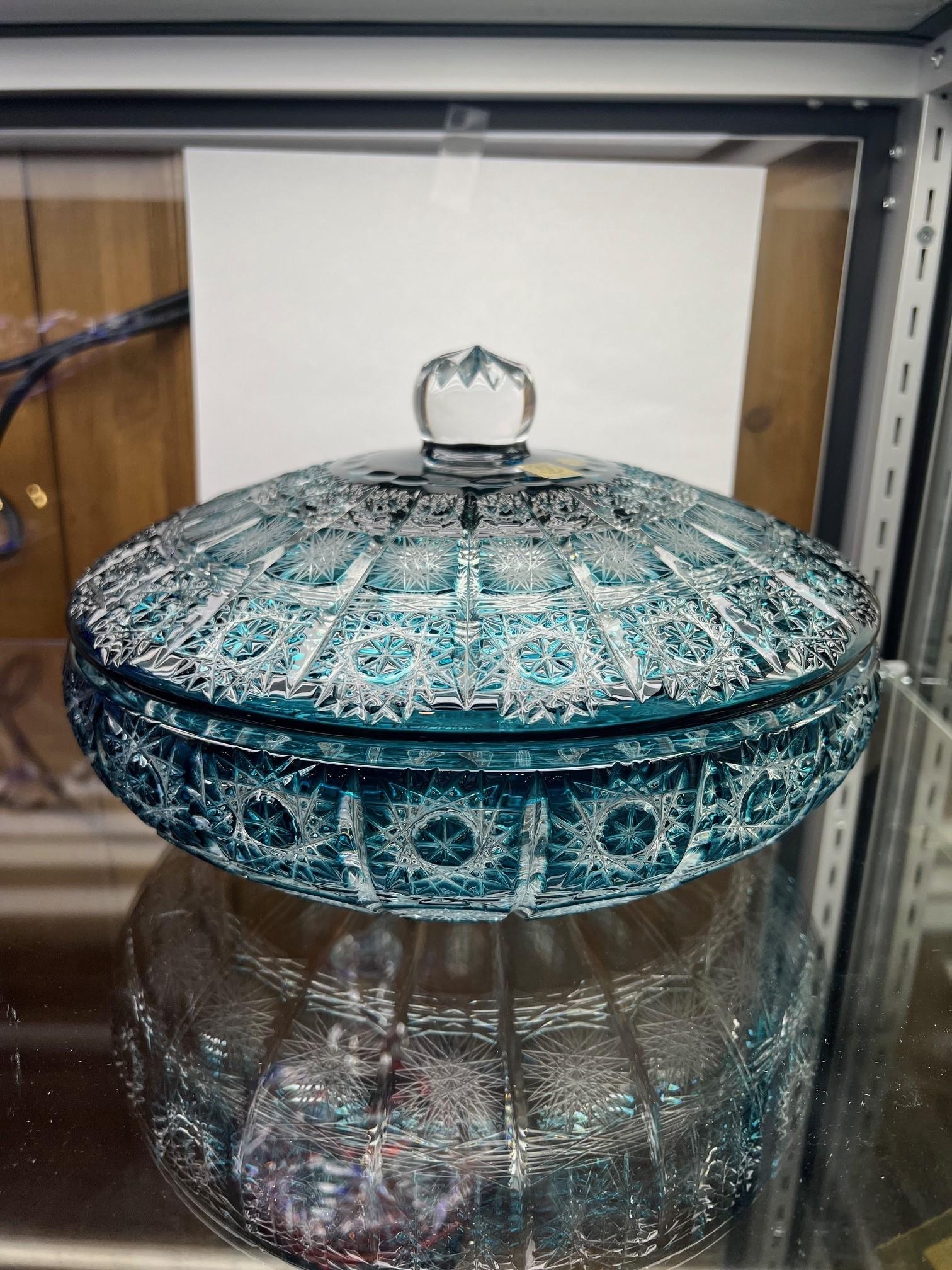 Superbe bonbonnière en cristal de plomb taillé à la main, de couleur sarcelle ou aqua, avec couvercle, créée comme une œuvre d'art par les mains des meilleurs verriers tchèques. La Caesar Crystal Company, en République tchèque, vend des pièces de