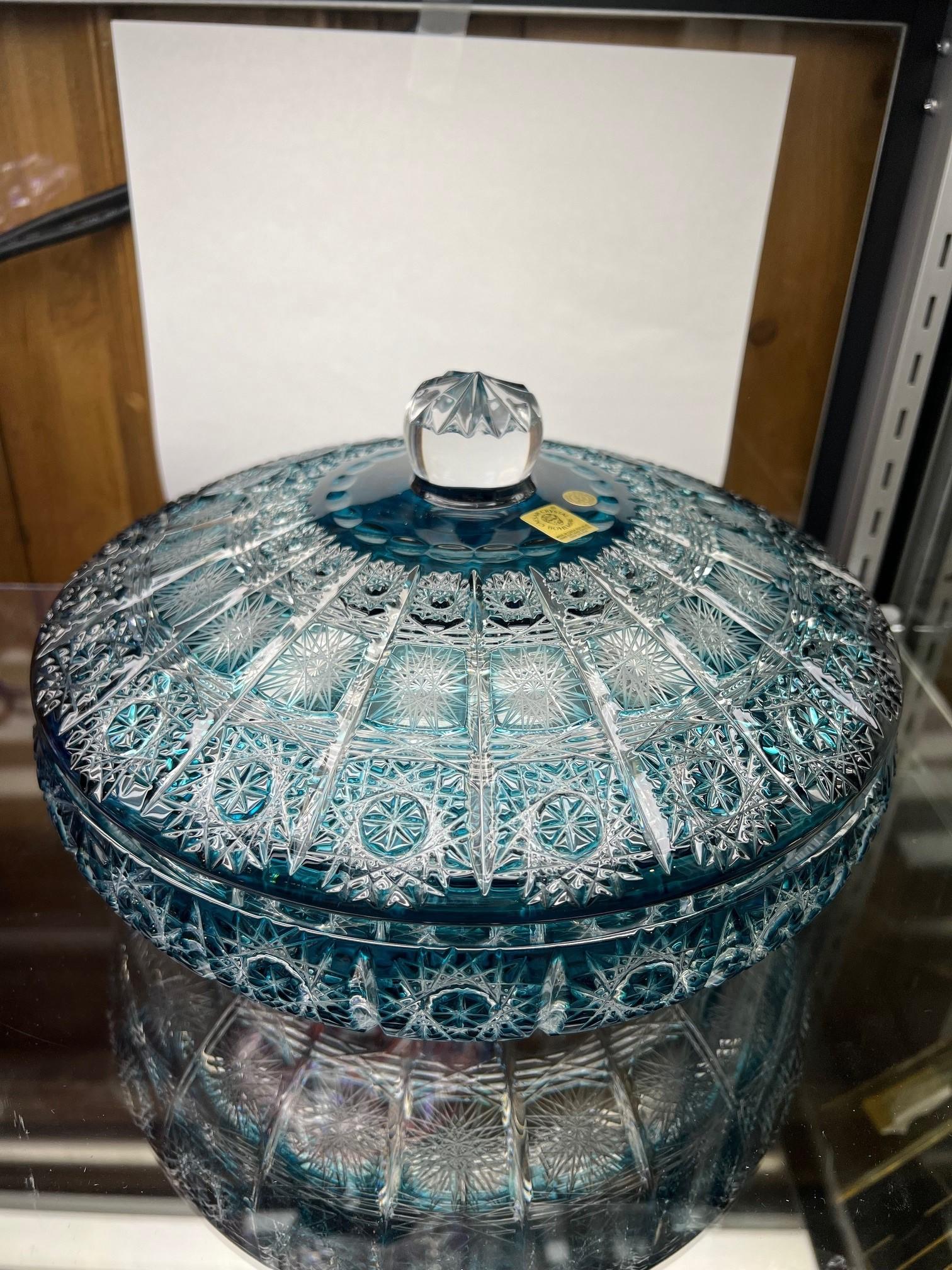 Tchèque Plat à bonbons sarcelle en cristal de plomb taillé à la main avec couvercle par Caesar Crystal Bohemiae Co. en vente