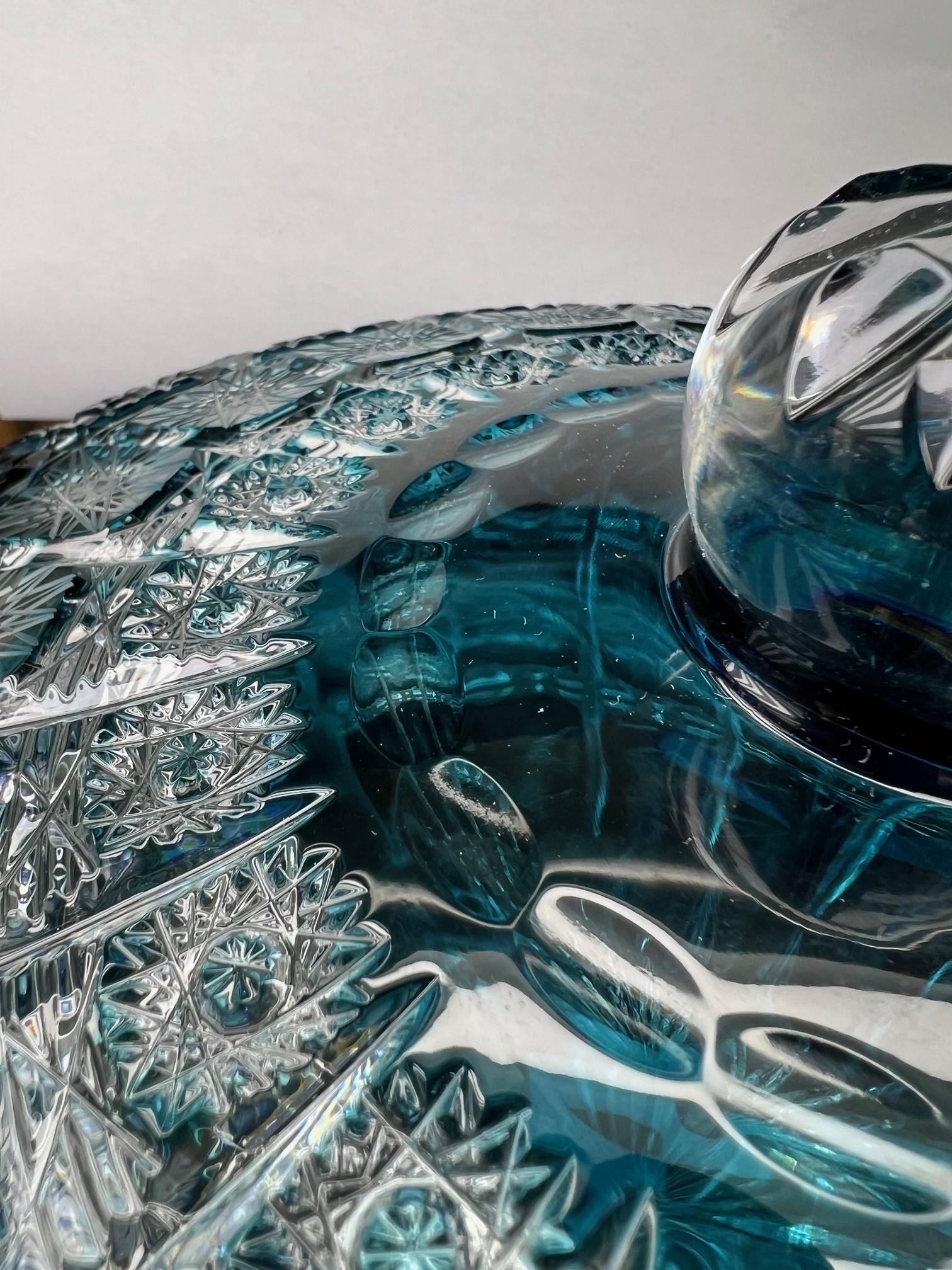Plat à bonbons sarcelle en cristal de plomb taillé à la main avec couvercle par Caesar Crystal Bohemiae Co. Excellent état - En vente à Stamford, CT