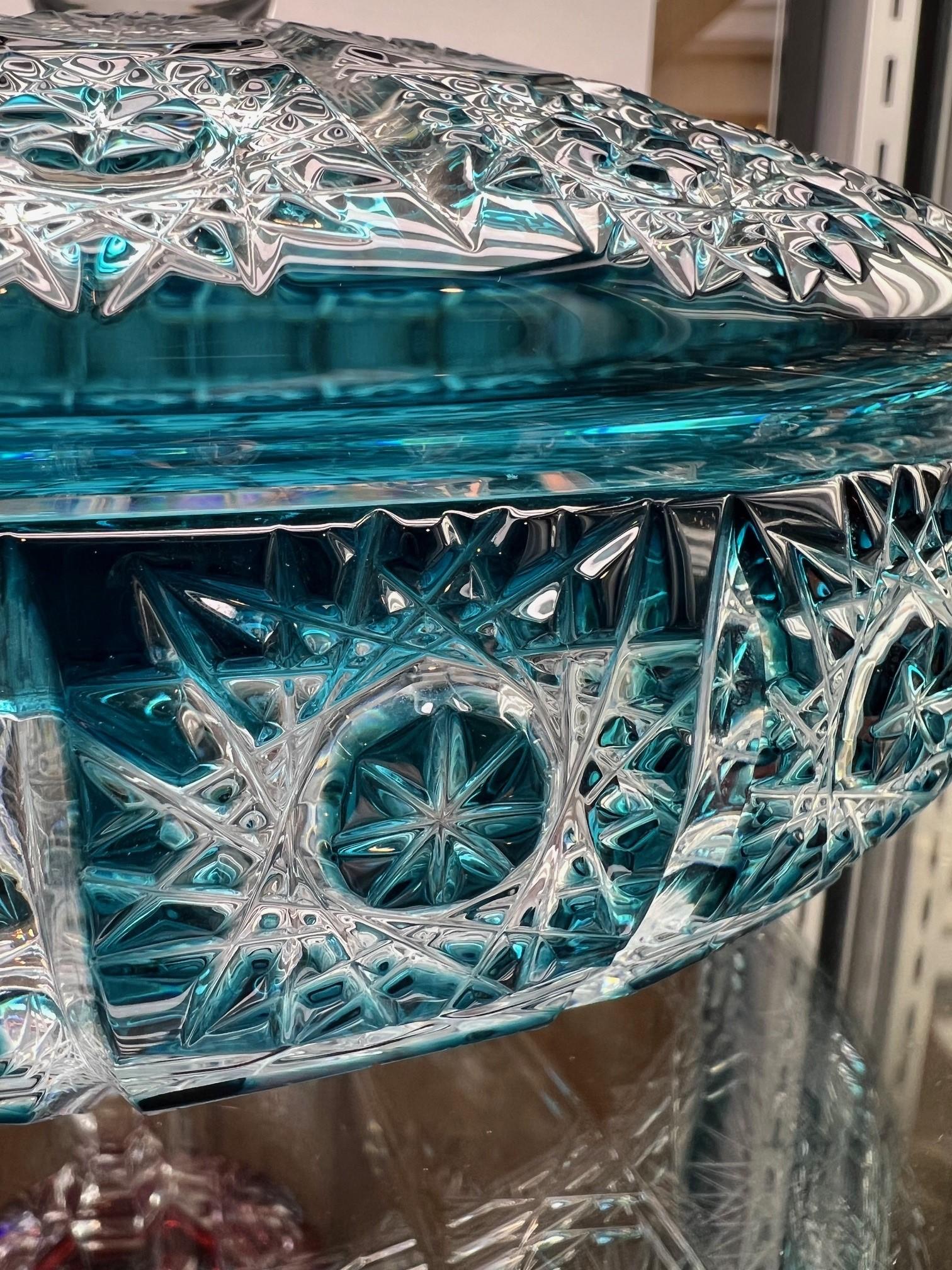 20ième siècle Plat à bonbons sarcelle en cristal de plomb taillé à la main avec couvercle par Caesar Crystal Bohemiae Co. en vente