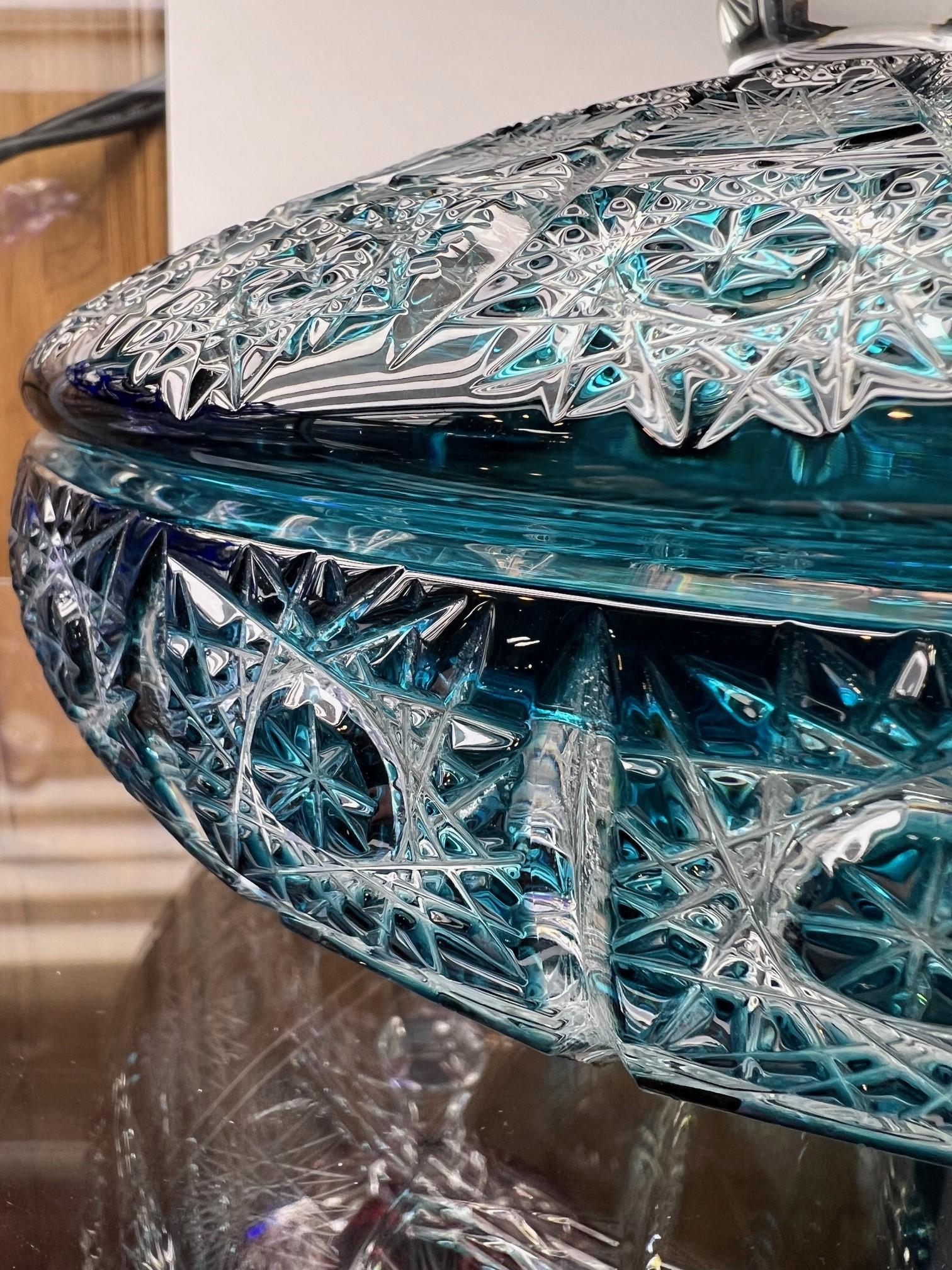 Cristal Plat à bonbons sarcelle en cristal de plomb taillé à la main avec couvercle par Caesar Crystal Bohemiae Co. en vente