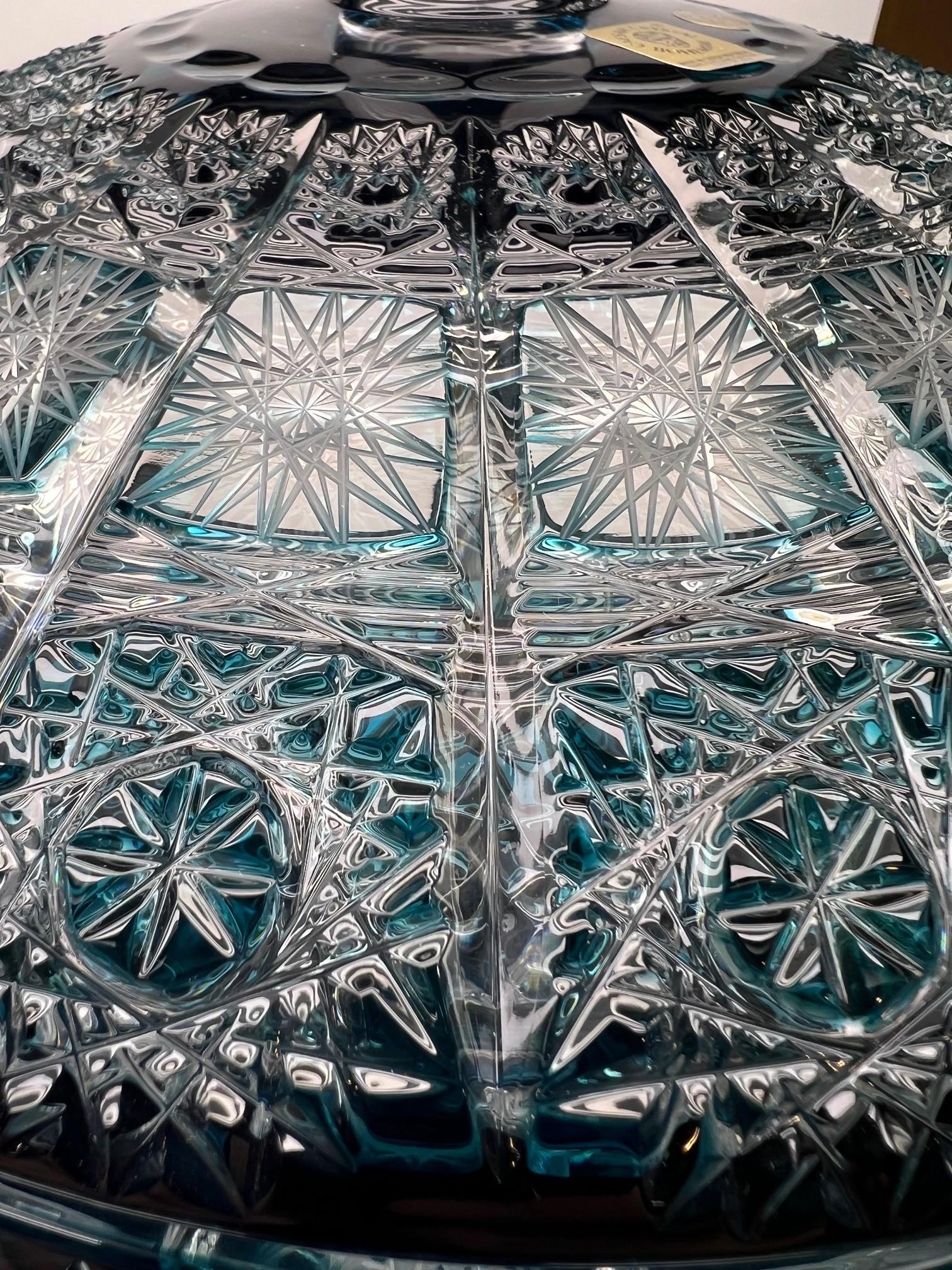 Plat à bonbons sarcelle en cristal de plomb taillé à la main avec couvercle par Caesar Crystal Bohemiae Co. en vente 1
