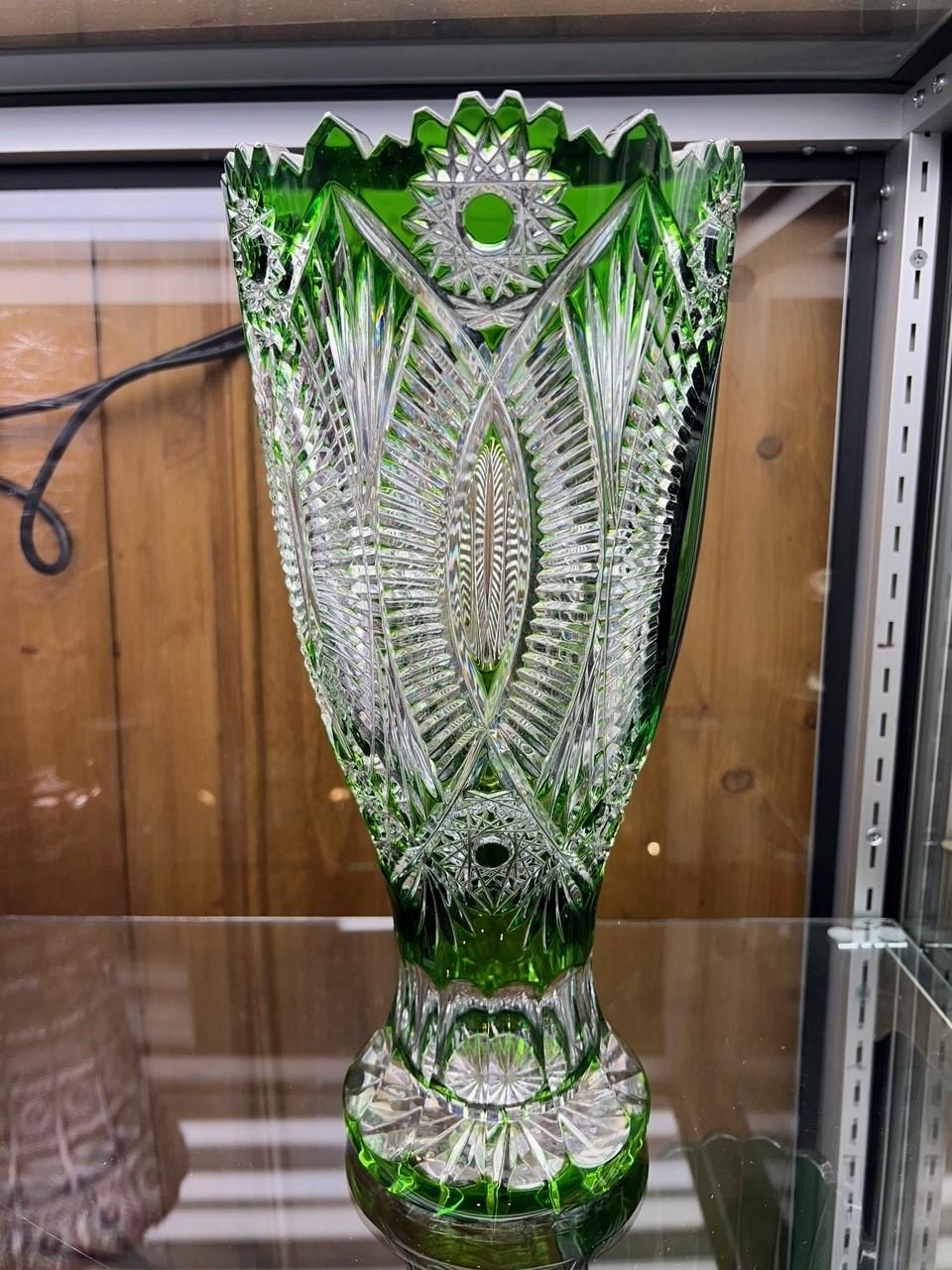  Vase en cristal de plomb taillé à la main par Caesar Crystal Bohemiae Co. Tchèque.   Bon état - En vente à Stamford, CT