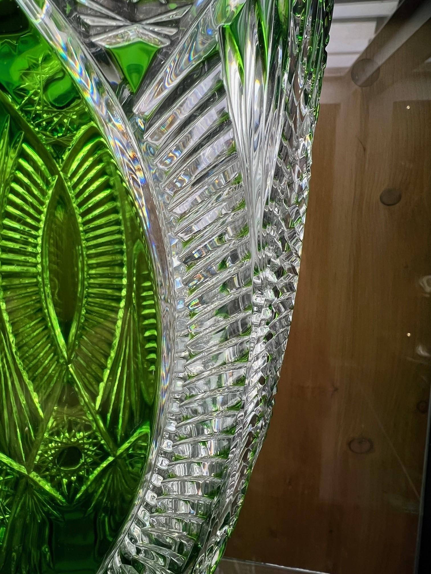 Vase en cristal de plomb taillé à la main par Caesar Crystal Bohemiae Co. Tchèque.   en vente 1