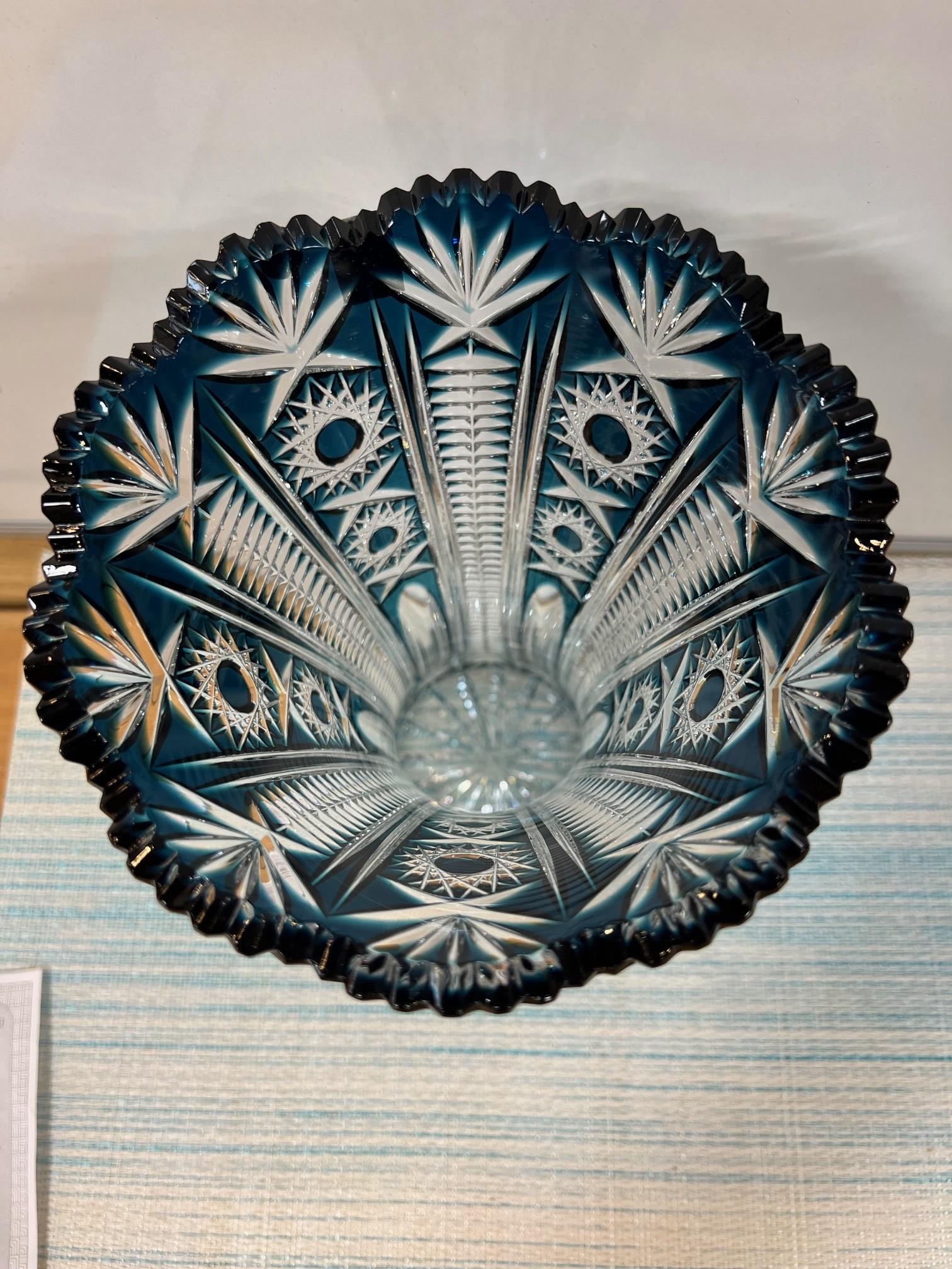 Vase en cristal de plomb taillé à la main de couleur sarcelle par Caesar Crystal Bohemiae Co. République tchèque en vente 4