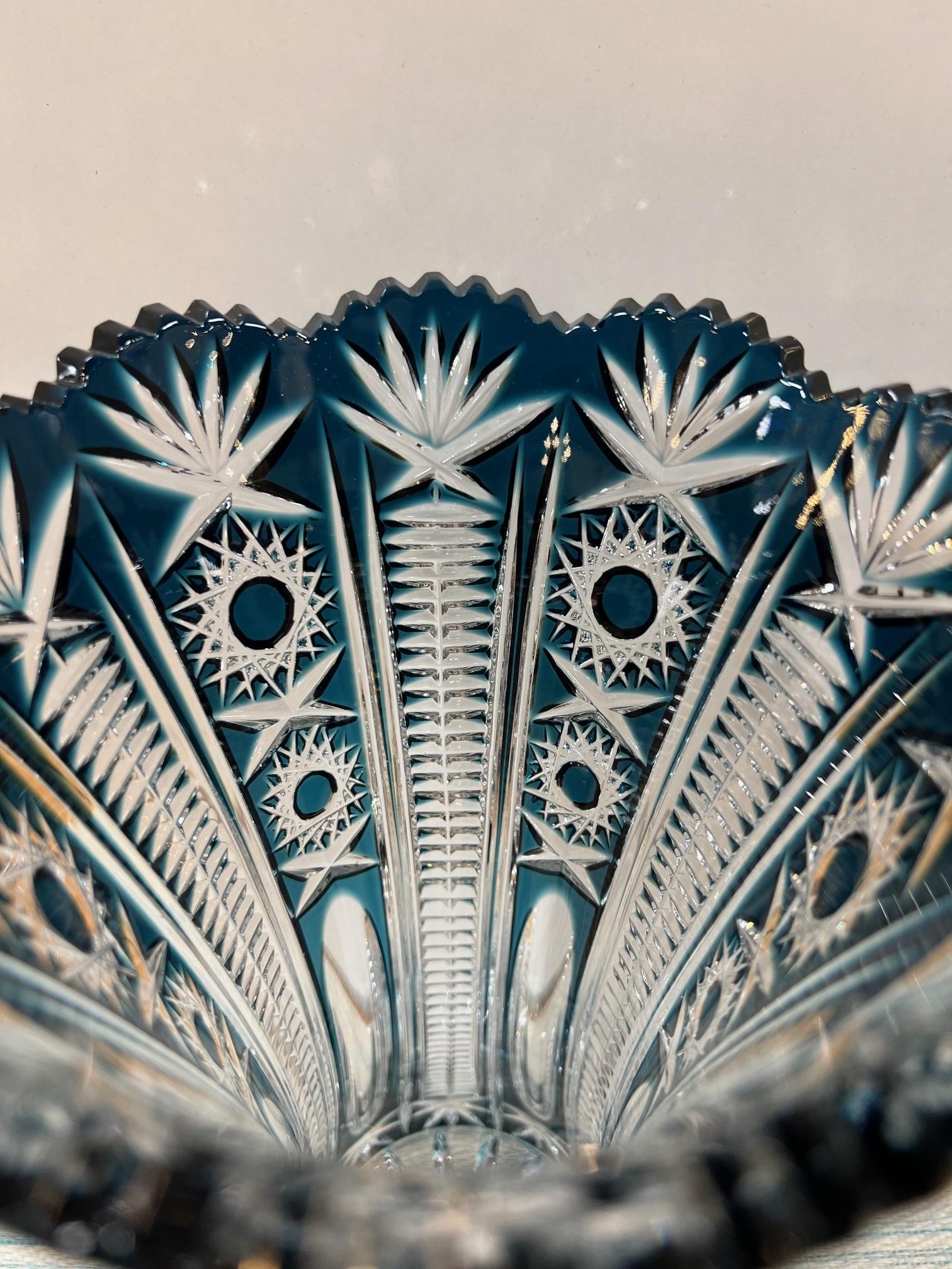 Vase en cristal de plomb taillé à la main de couleur sarcelle par Caesar Crystal Bohemiae Co. République tchèque en vente 6
