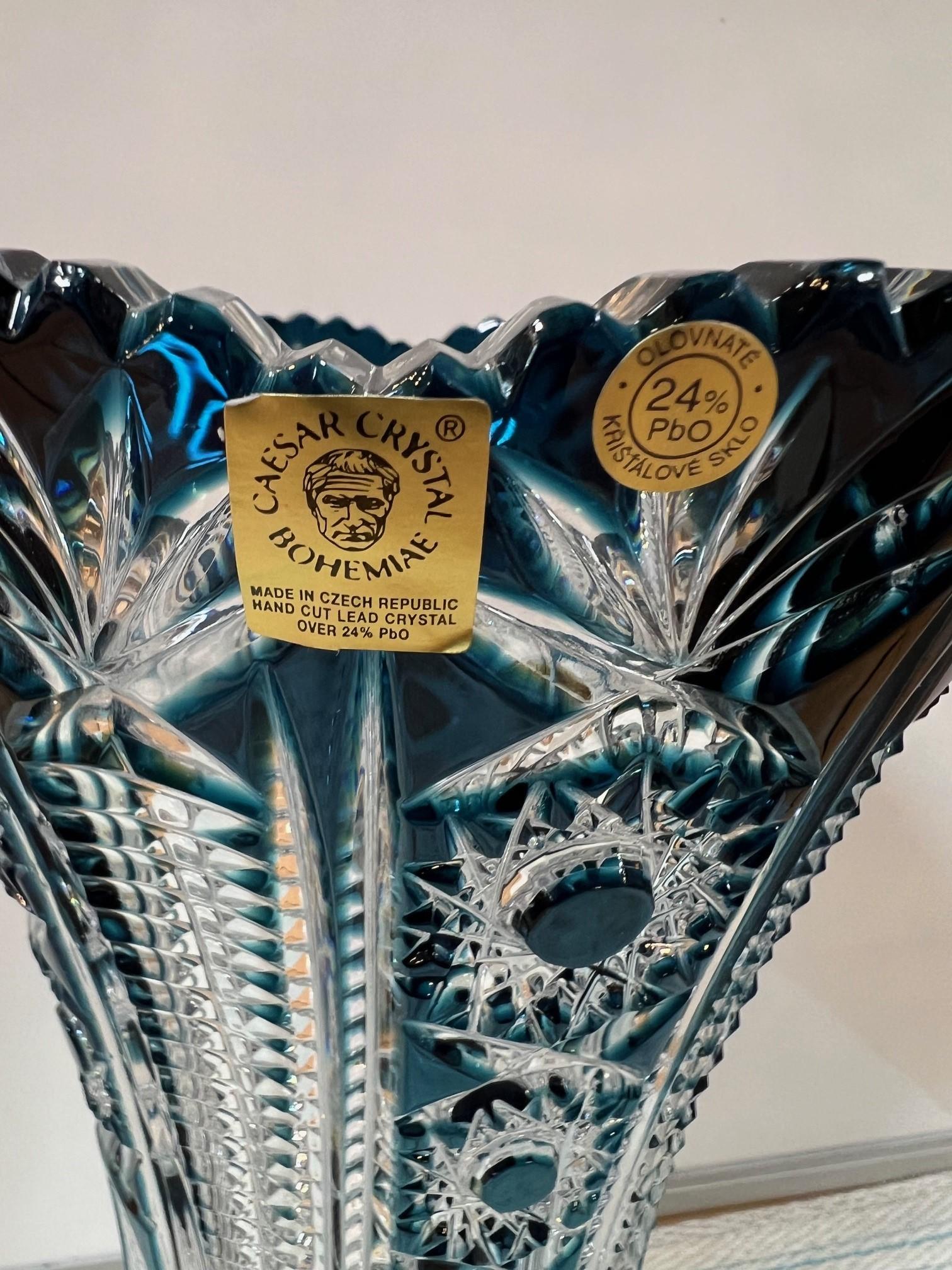 Vase en cristal de plomb taillé à la main de couleur sarcelle par Caesar Crystal Bohemiae Co. République tchèque en vente 7
