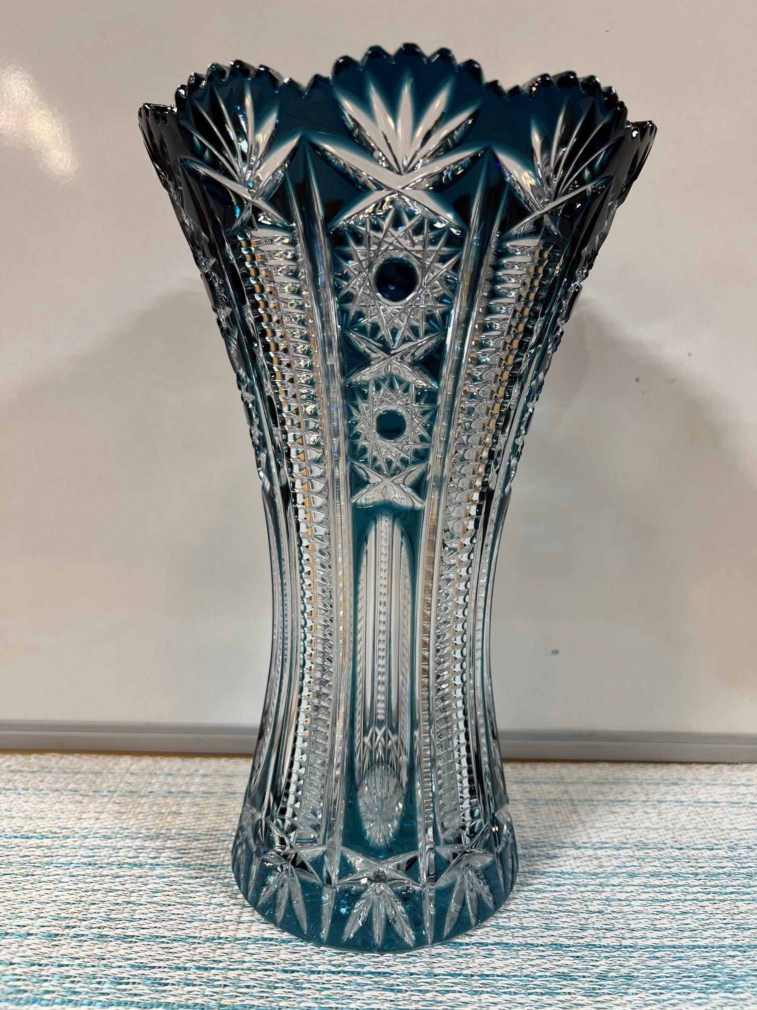 Superbe vase en cristal de plomb taillé à la main, créé comme une œuvre d'art par les mains des meilleurs verriers tchèques. La Caesar Crystal Company, en République tchèque, vend des pièces de cristal de plomb taillées à la main depuis 1861 et est
