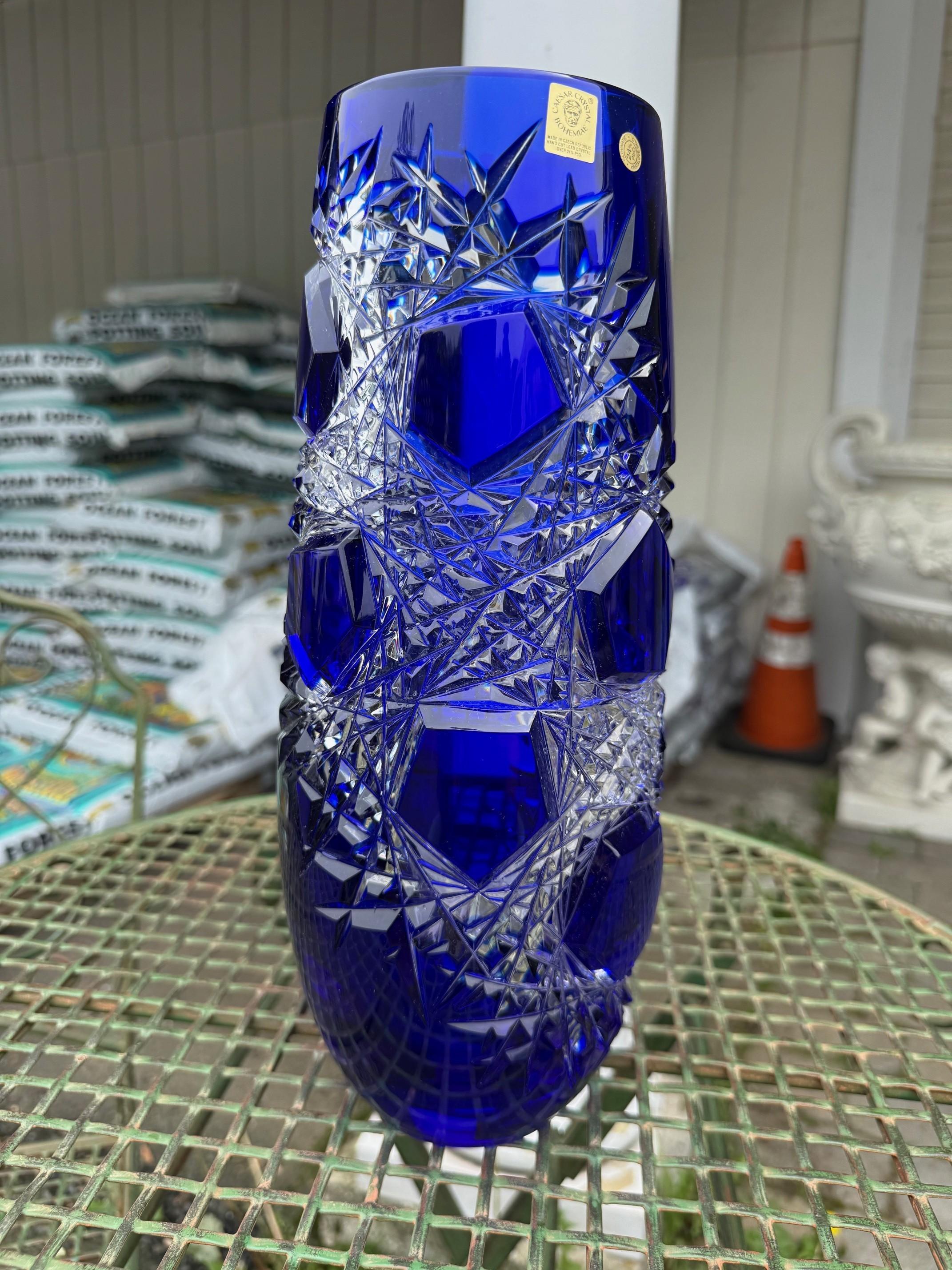 Superbe vase en cristal de plomb bleu cobalt taillé à la main, créé comme une œuvre d'art par les mains des meilleurs verriers tchèques. La Caesar Crystal Company, en République tchèque, vend des pièces de cristal de plomb taillées à la main depuis