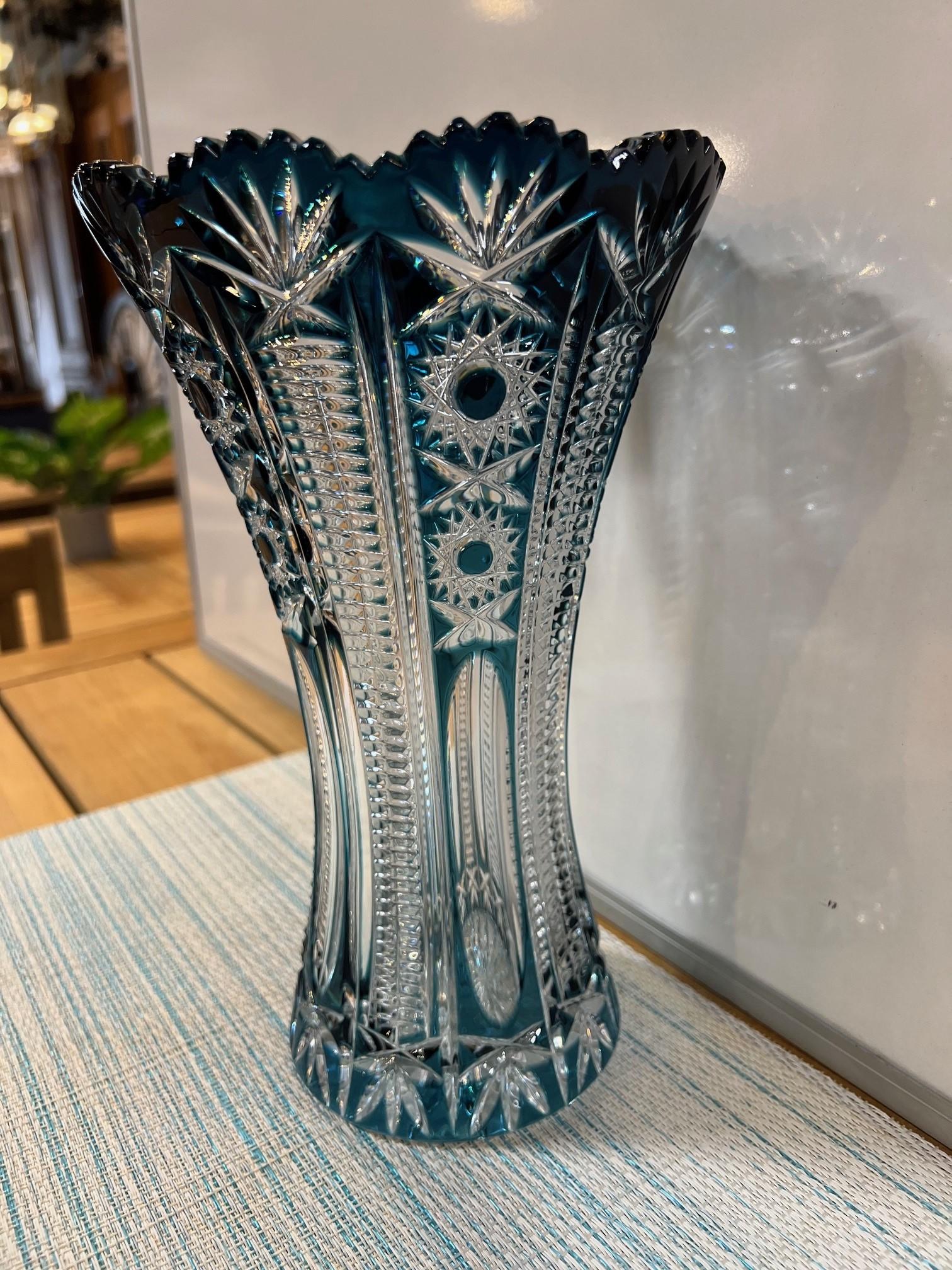 Tchèque Vase en cristal de plomb taillé à la main de couleur sarcelle par Caesar Crystal Bohemiae Co. République tchèque en vente