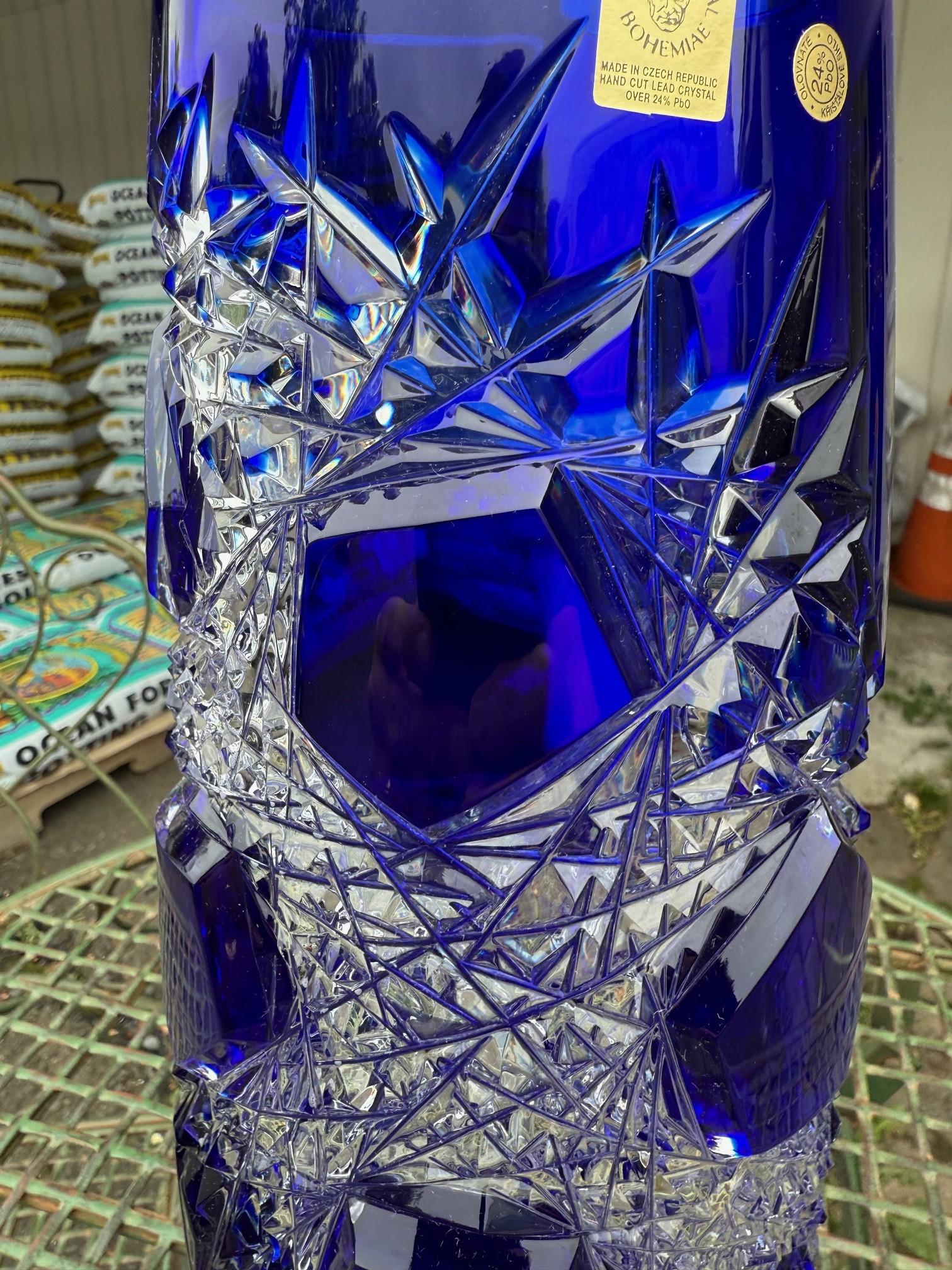 Tchèque Vase en cristal de plomb taillé à la main par Caesar Crystal Bohemiae Co. République tchèque en vente