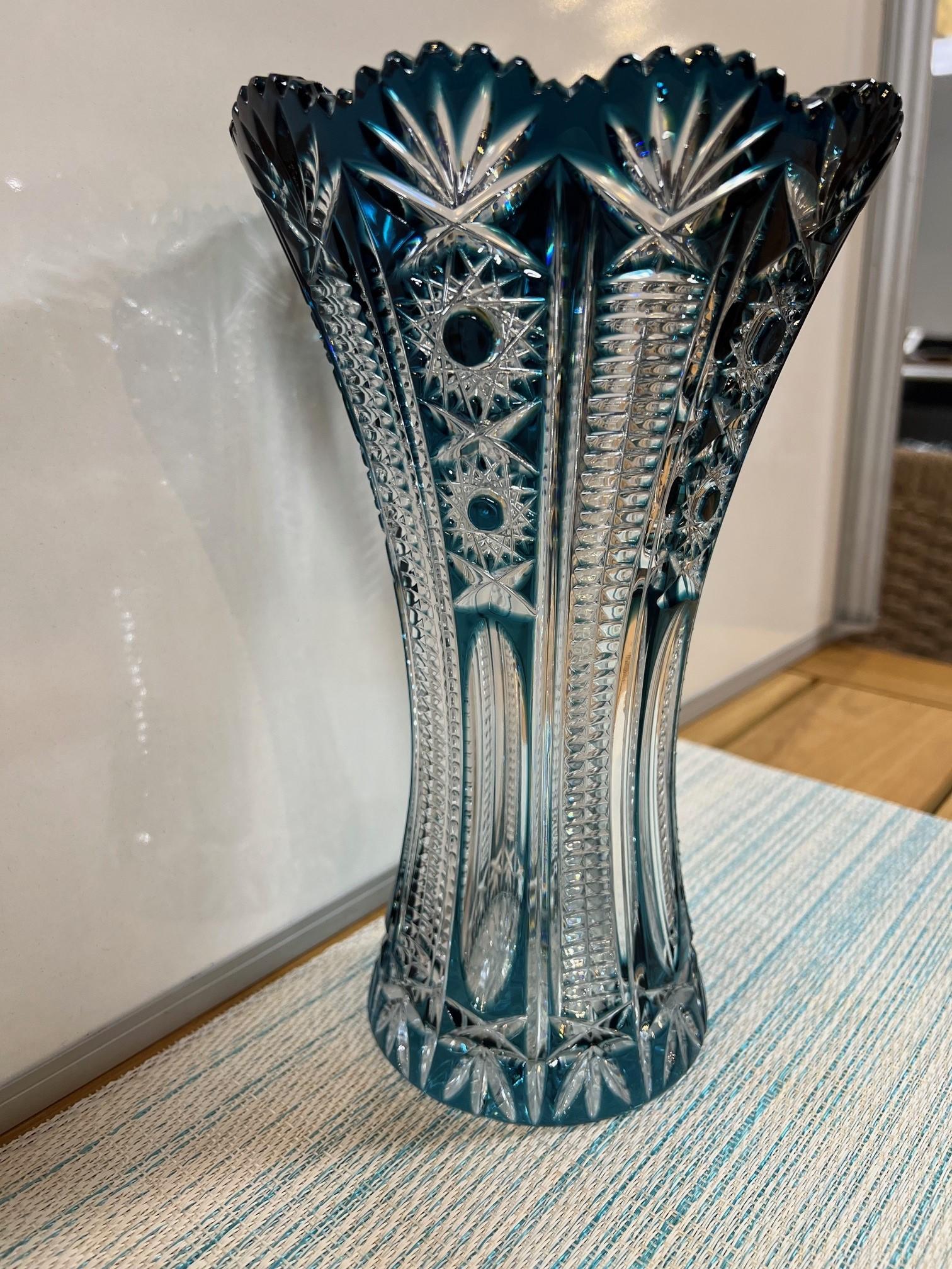 Vase en cristal de plomb taillé à la main de couleur sarcelle par Caesar Crystal Bohemiae Co. République tchèque Excellent état - En vente à Stamford, CT