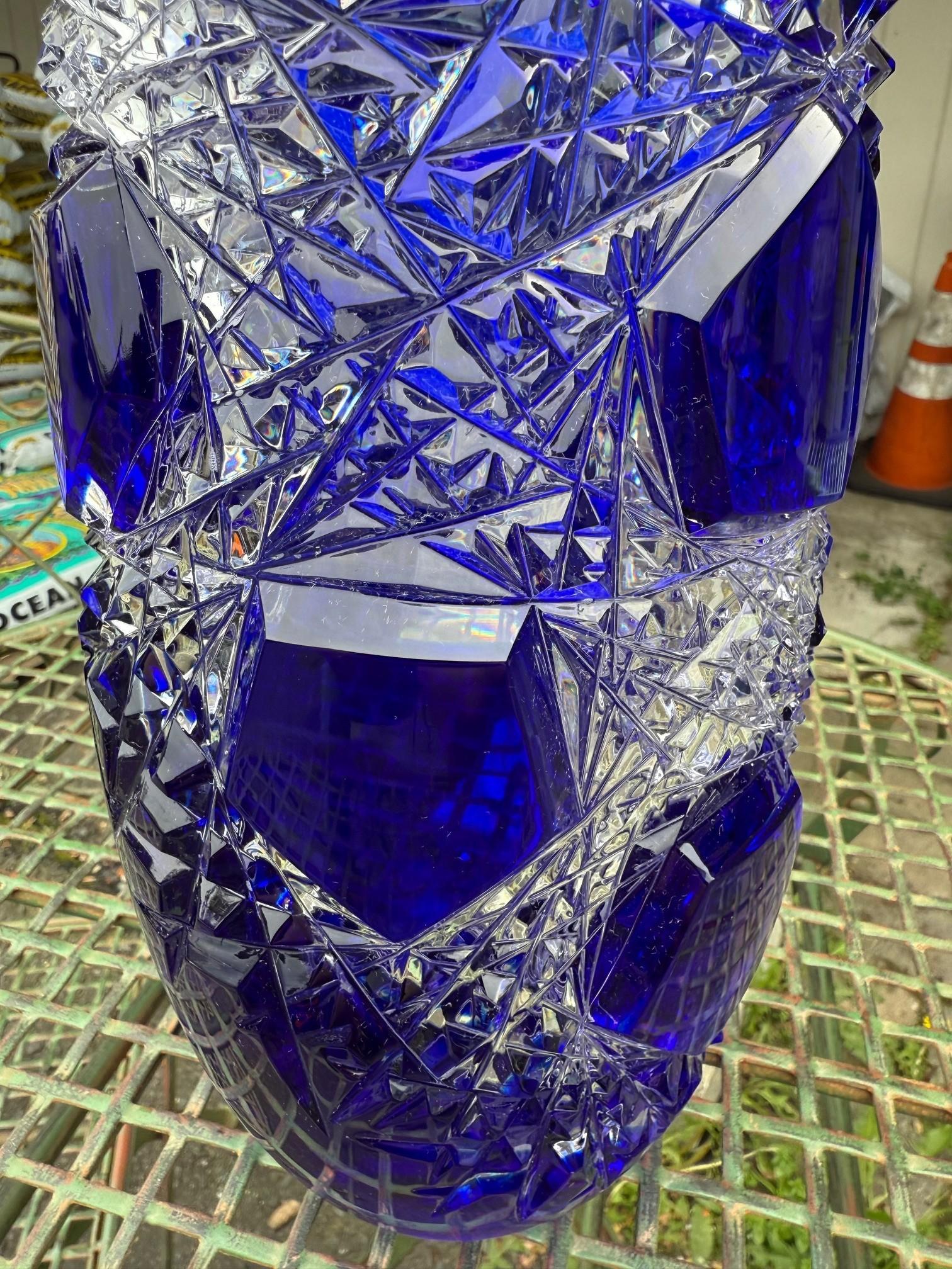 Vase en cristal de plomb taillé à la main par Caesar Crystal Bohemiae Co. République tchèque Excellent état - En vente à Stamford, CT
