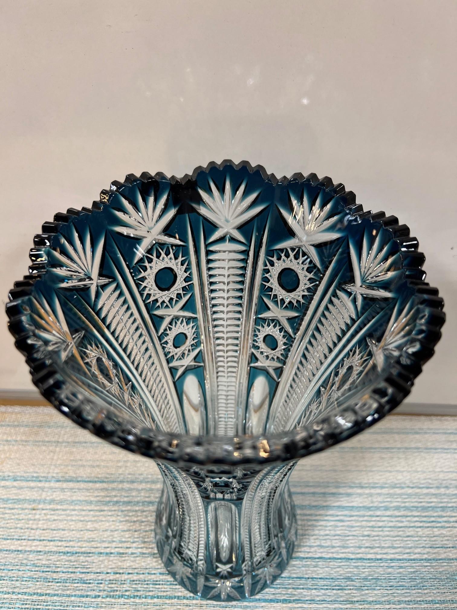 Cristal Vase en cristal de plomb taillé à la main de couleur sarcelle par Caesar Crystal Bohemiae Co. République tchèque en vente