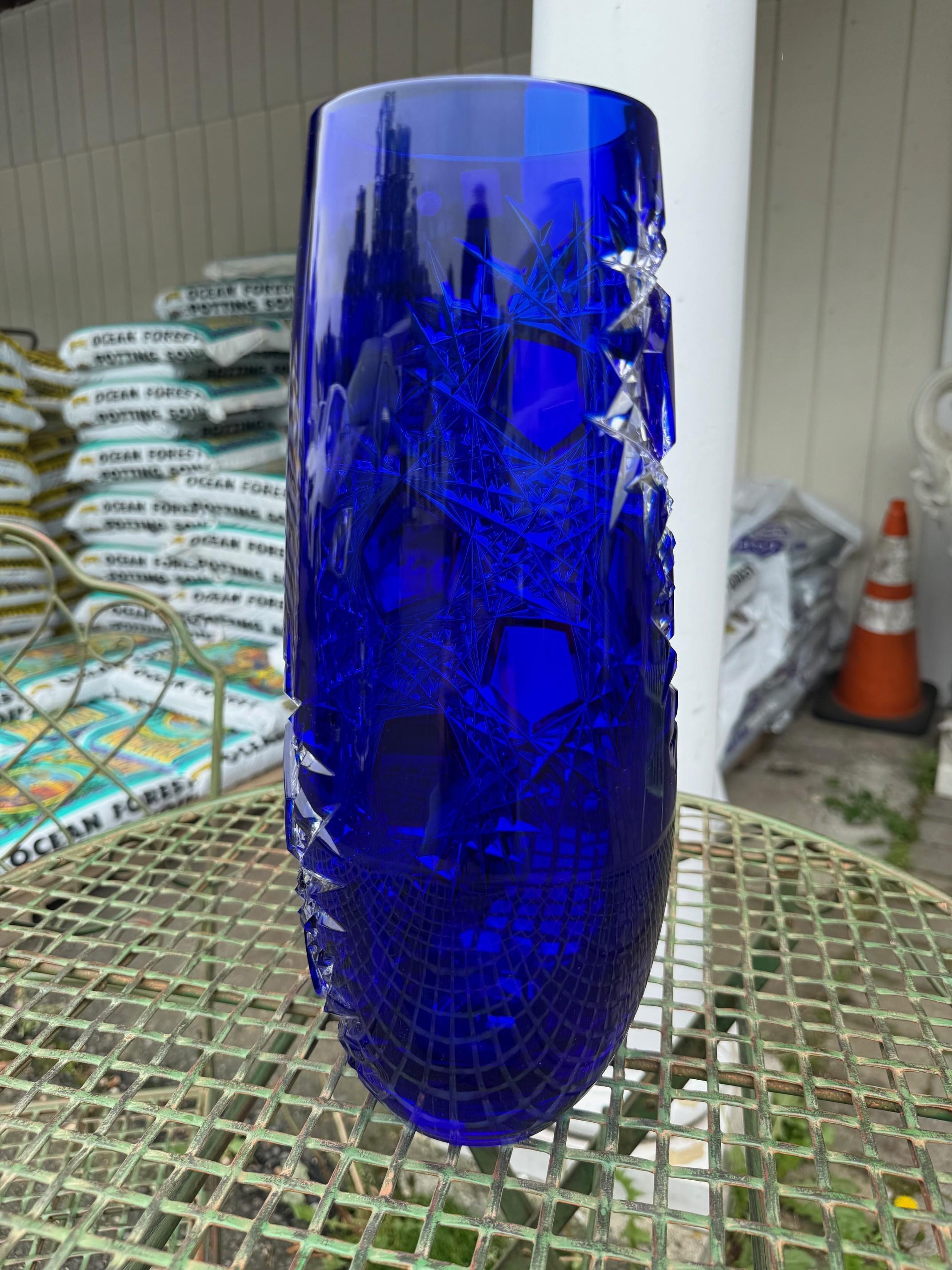 Cristal Vase en cristal de plomb taillé à la main par Caesar Crystal Bohemiae Co. République tchèque en vente