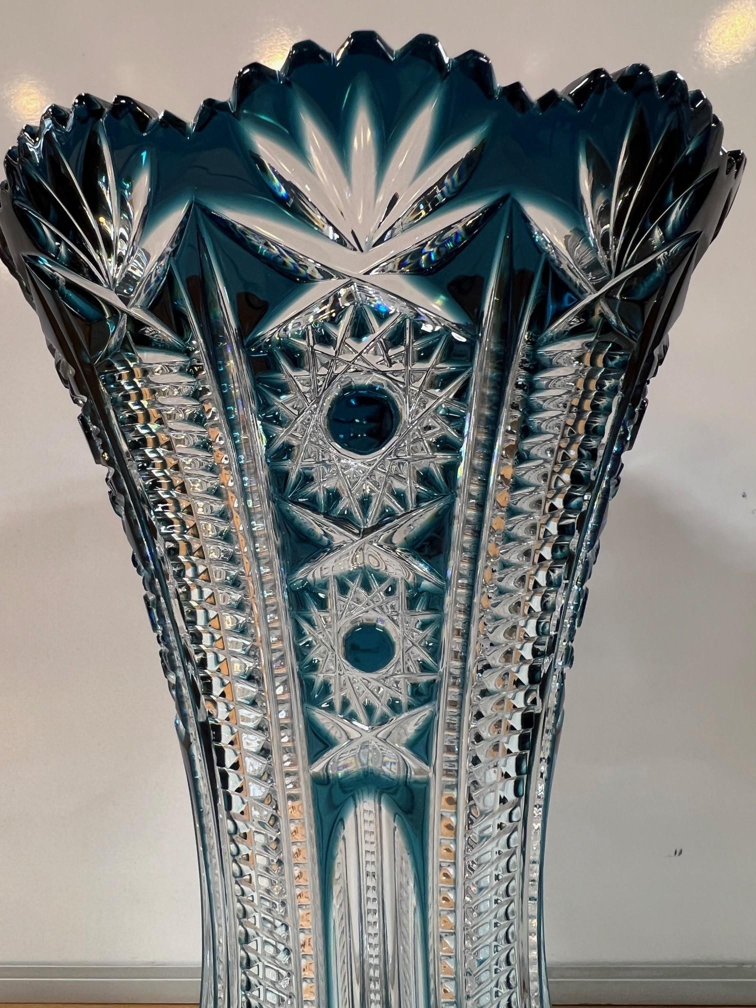 Vase en cristal de plomb taillé à la main de couleur sarcelle par Caesar Crystal Bohemiae Co. République tchèque en vente 2
