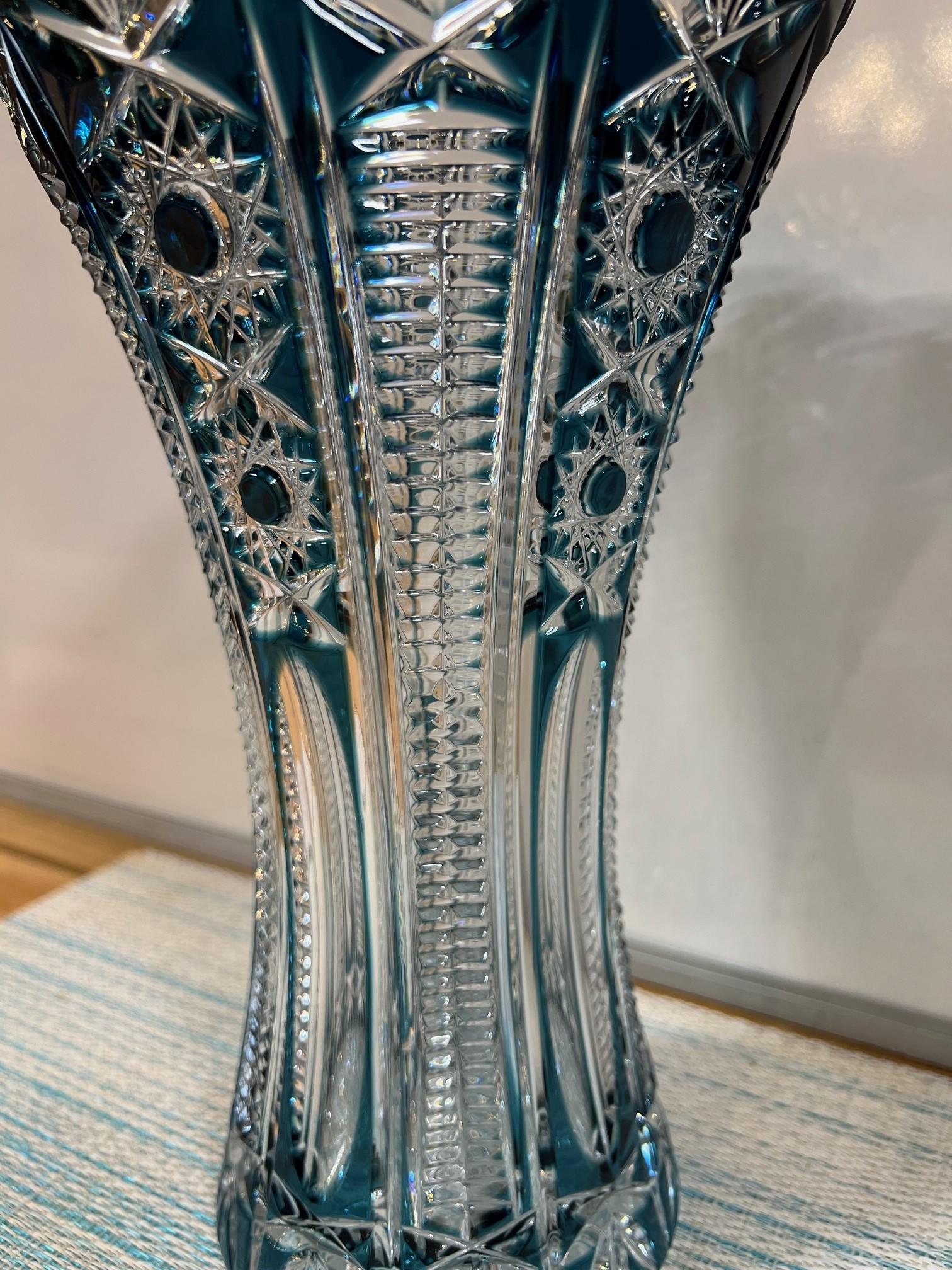 Vase en cristal de plomb taillé à la main de couleur sarcelle par Caesar Crystal Bohemiae Co. République tchèque en vente 3