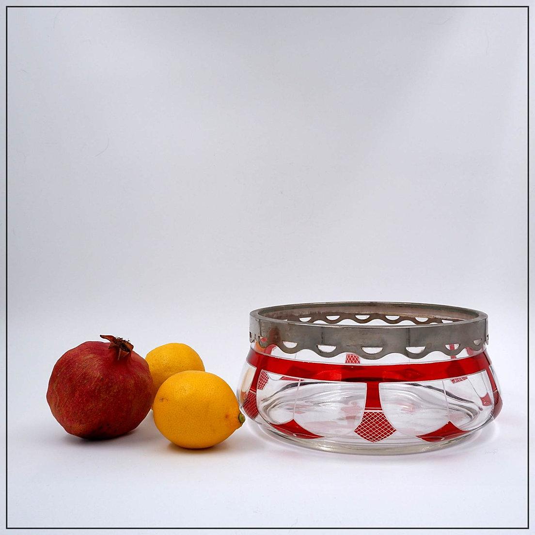 Alters- und gebrauchsbedingte Abnutzungserscheinungen.
Handgeschliffene Moser Glasschale mit Silberrand Höhe
Glasdekoration - Schale - Geschliffenes Glas
Maße: Ø 23cm H:10cm 
MATERIAL : Glas - Silber 

