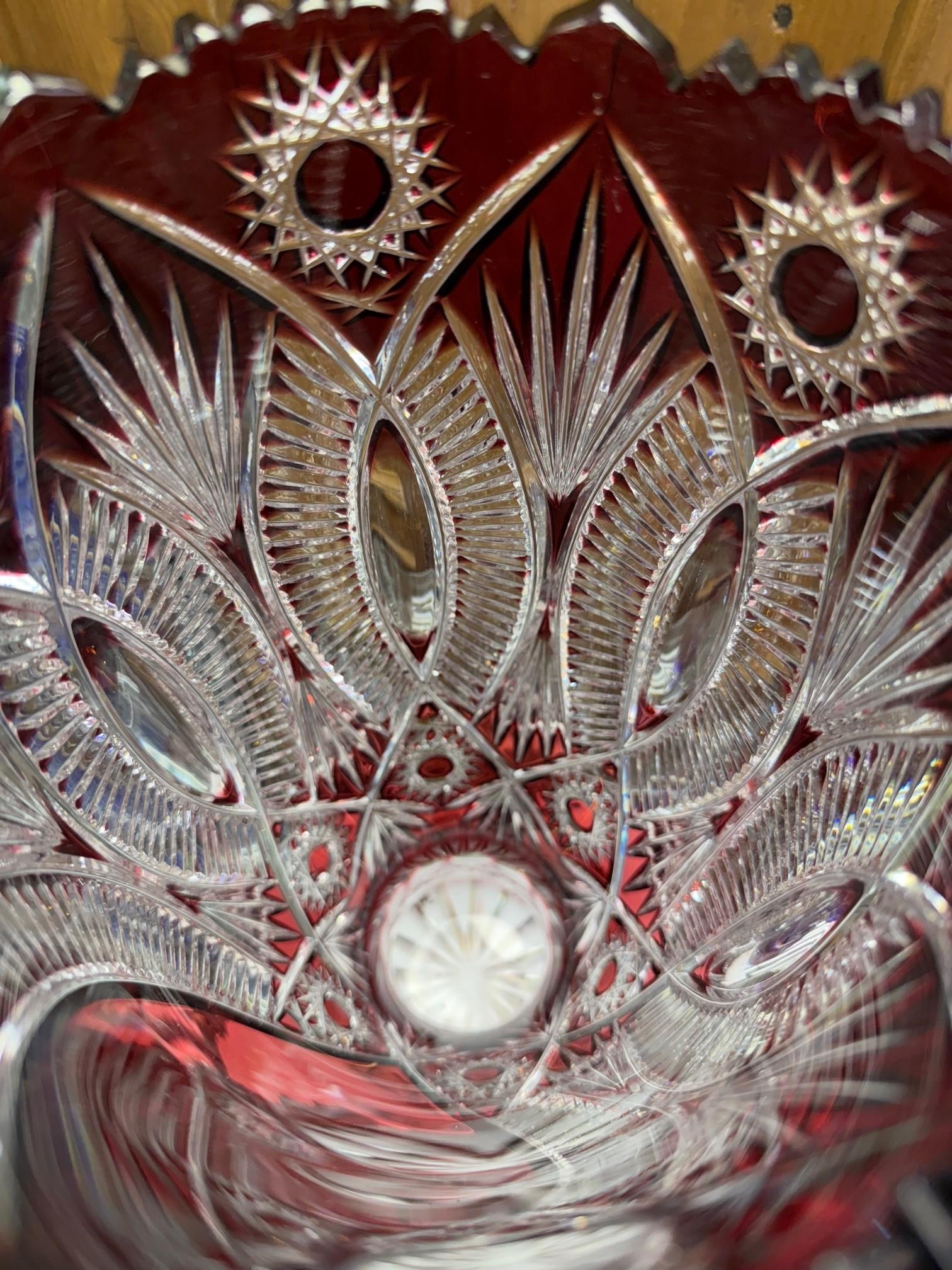 Vase en cristal de plomb rouge rubis taillé à la main par Caesar Crystal Bohemia Crystal Co. Tchèque. en vente 6