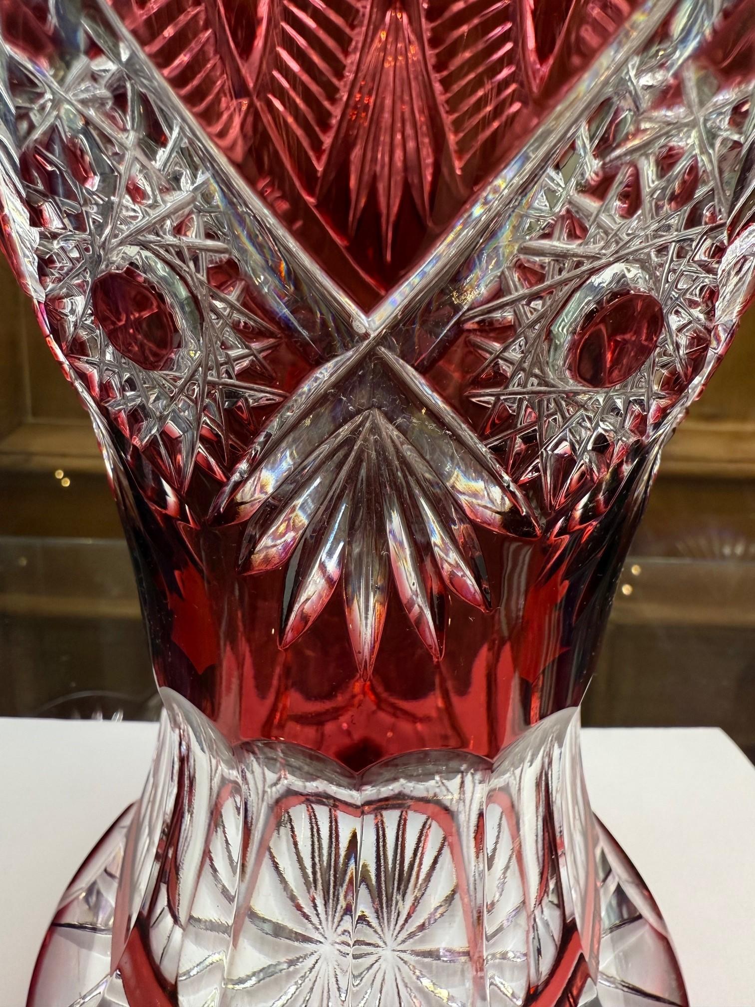 Vase en cristal de plomb rouge rubis taillé à la main par Caesar Crystal Bohemia Crystal Co. Tchèque. en vente 7