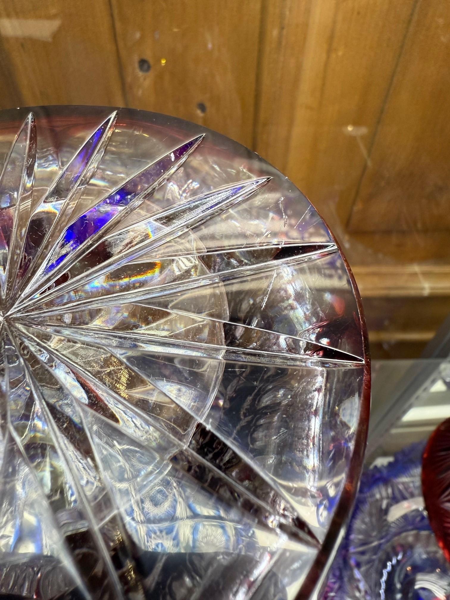 Vase en cristal de plomb rouge rubis taillé à la main par Caesar Crystal Bohemia Crystal Co. Tchèque. en vente 11