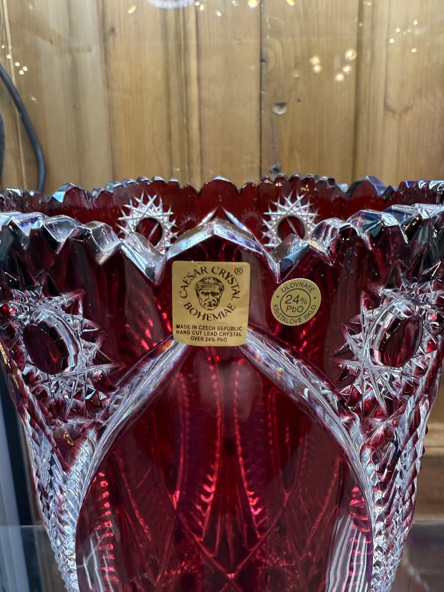 Vase en cristal de plomb rouge rubis taillé à la main par Caesar Crystal Bohemia Crystal Co. Tchèque. Bon état - En vente à Stamford, CT