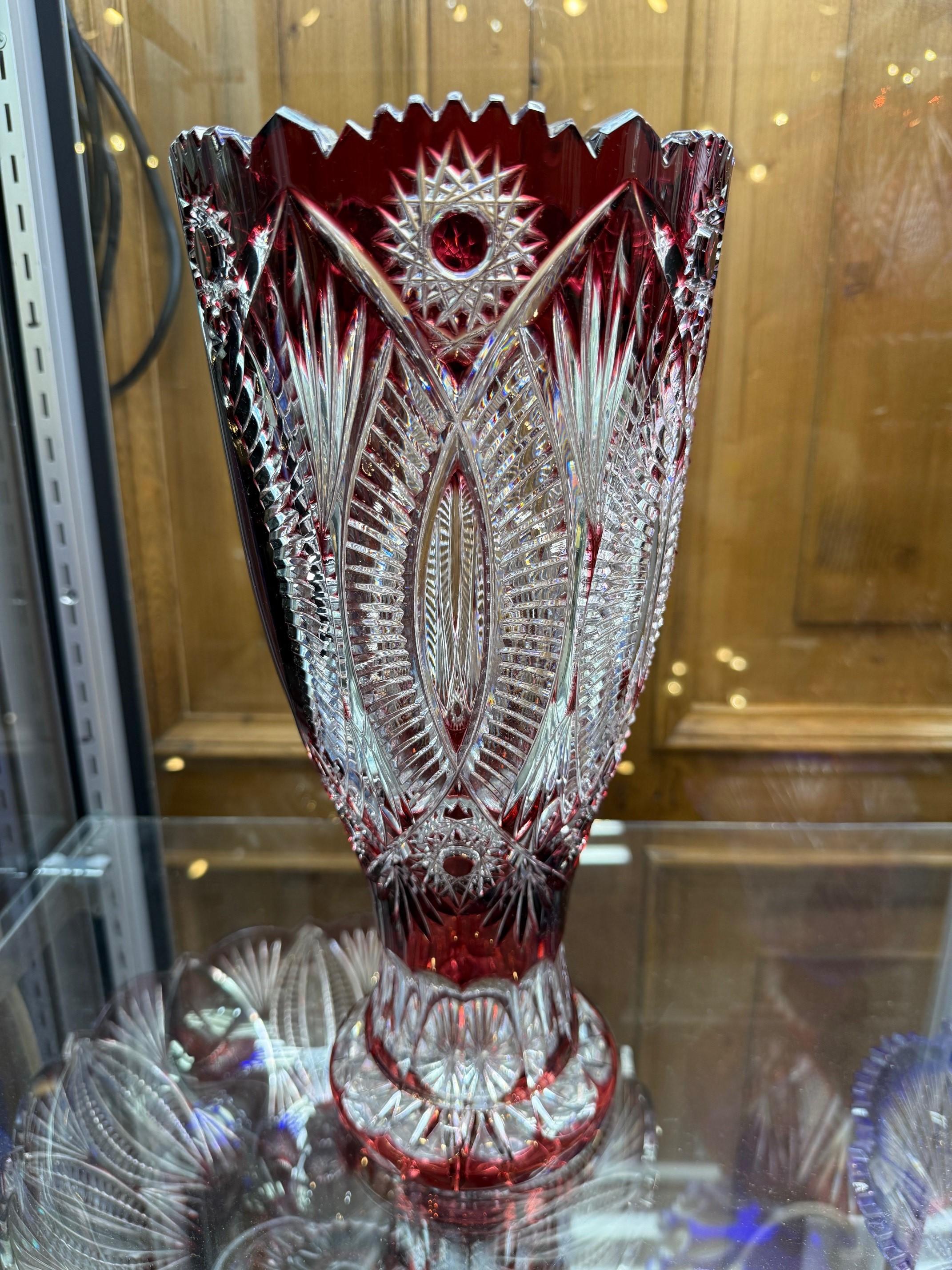 20ième siècle Vase en cristal de plomb rouge rubis taillé à la main par Caesar Crystal Bohemia Crystal Co. Tchèque. en vente