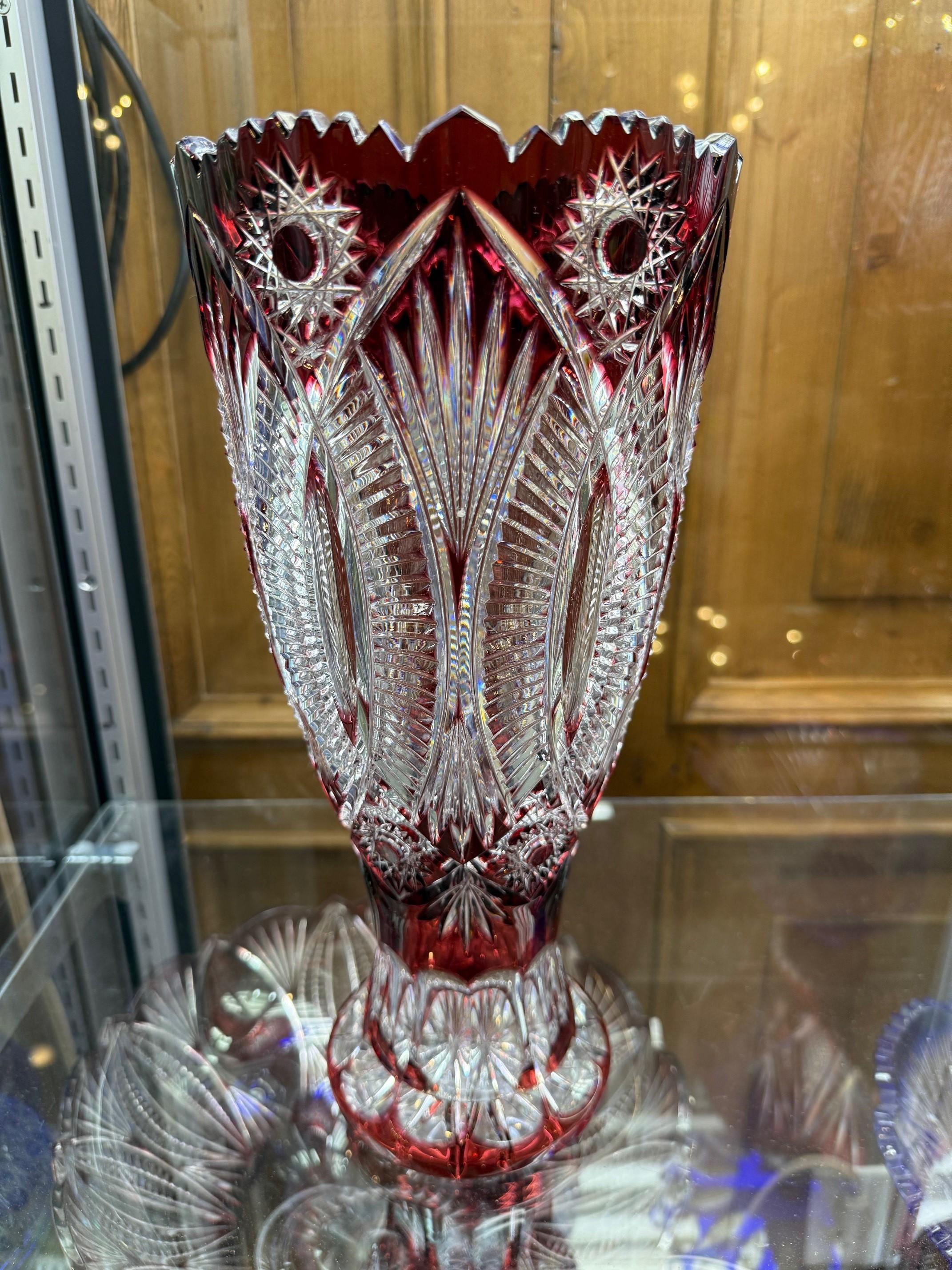 Cristal Vase en cristal de plomb rouge rubis taillé à la main par Caesar Crystal Bohemia Crystal Co. Tchèque. en vente