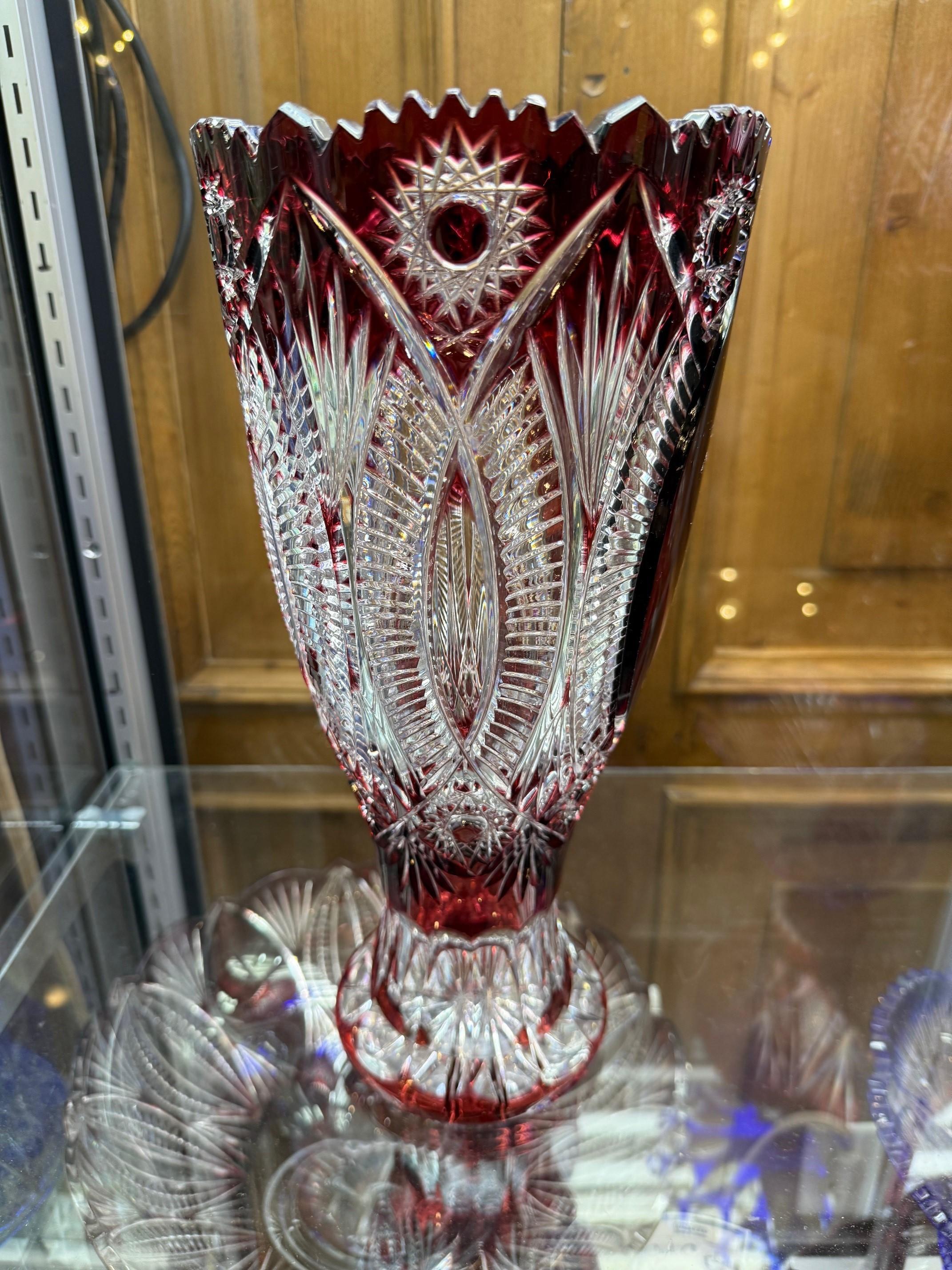 Vase en cristal de plomb rouge rubis taillé à la main par Caesar Crystal Bohemia Crystal Co. Tchèque. en vente 1