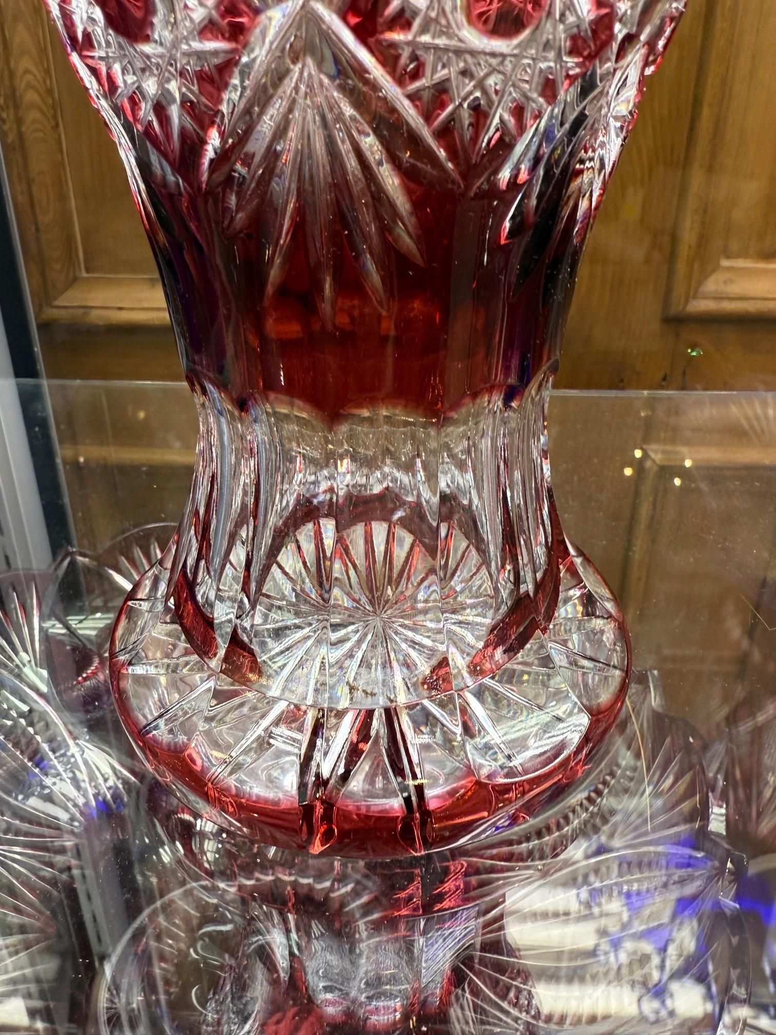 Vase en cristal de plomb rouge rubis taillé à la main par Caesar Crystal Bohemia Crystal Co. Tchèque. en vente 2