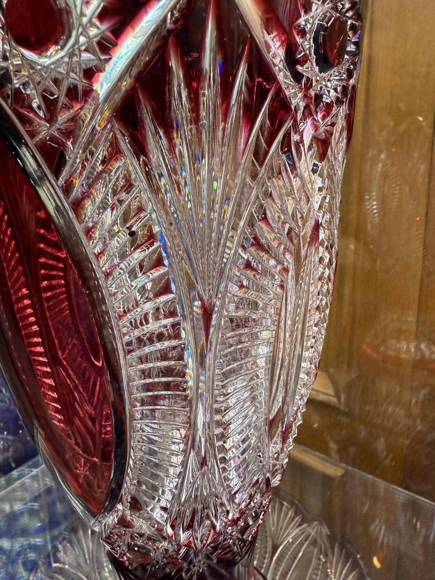 Vase en cristal de plomb rouge rubis taillé à la main par Caesar Crystal Bohemia Crystal Co. Tchèque. en vente 3
