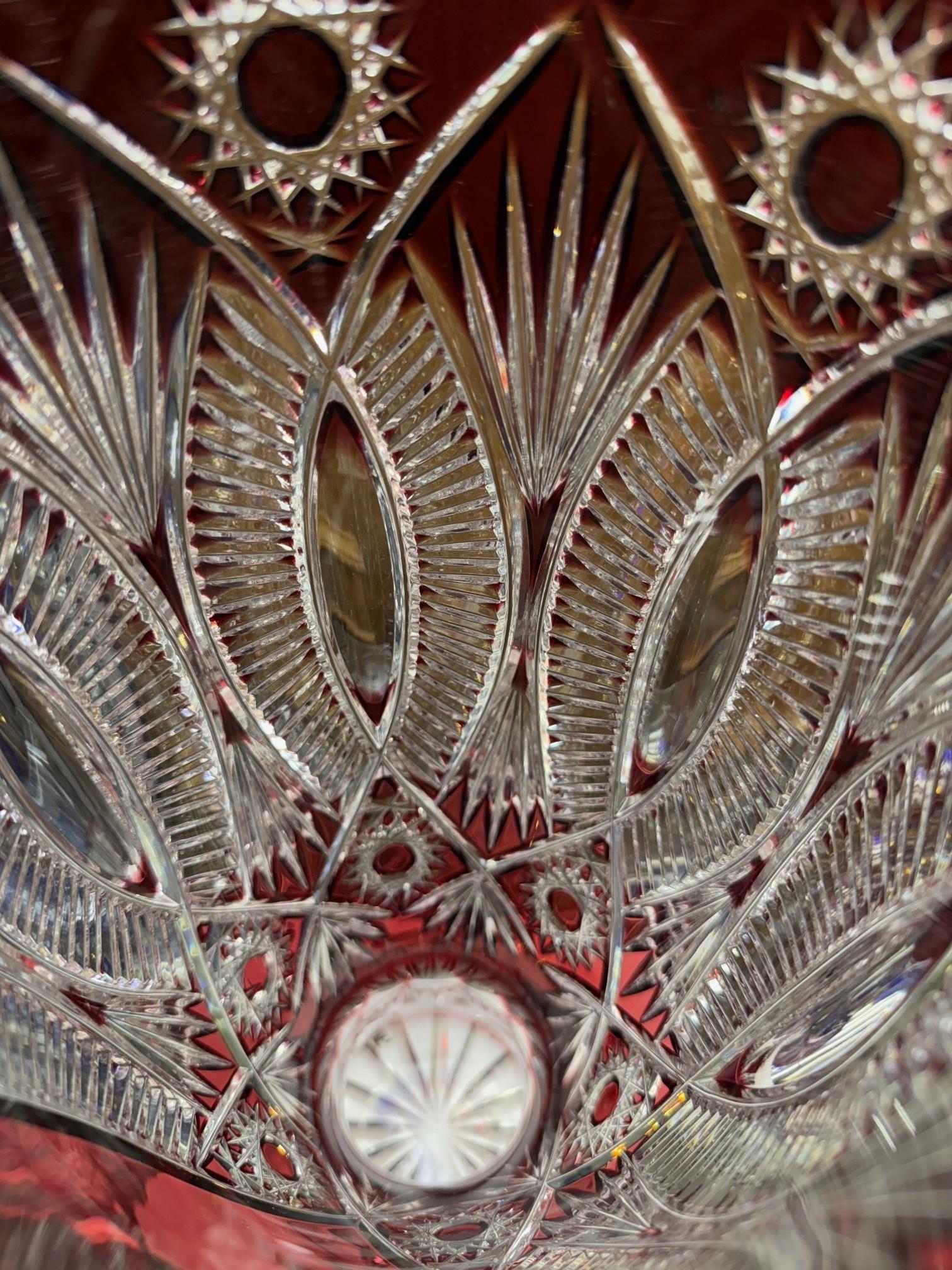 Vase en cristal de plomb rouge rubis taillé à la main par Caesar Crystal Bohemia Crystal Co. Tchèque. en vente 4