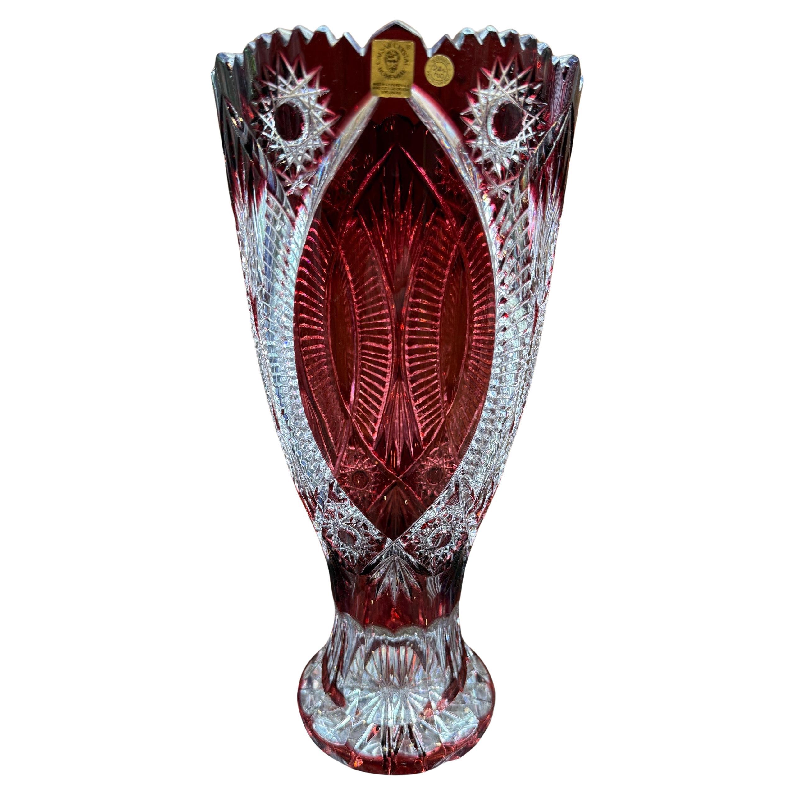 Vase en cristal de plomb rouge rubis taillé à la main par Caesar Crystal Bohemia Crystal Co. Tchèque. en vente