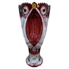 Jarrón de cristal de plomo rojo rubí tallado a mano de Caesar Crystal Bohemiae Co. Checa.