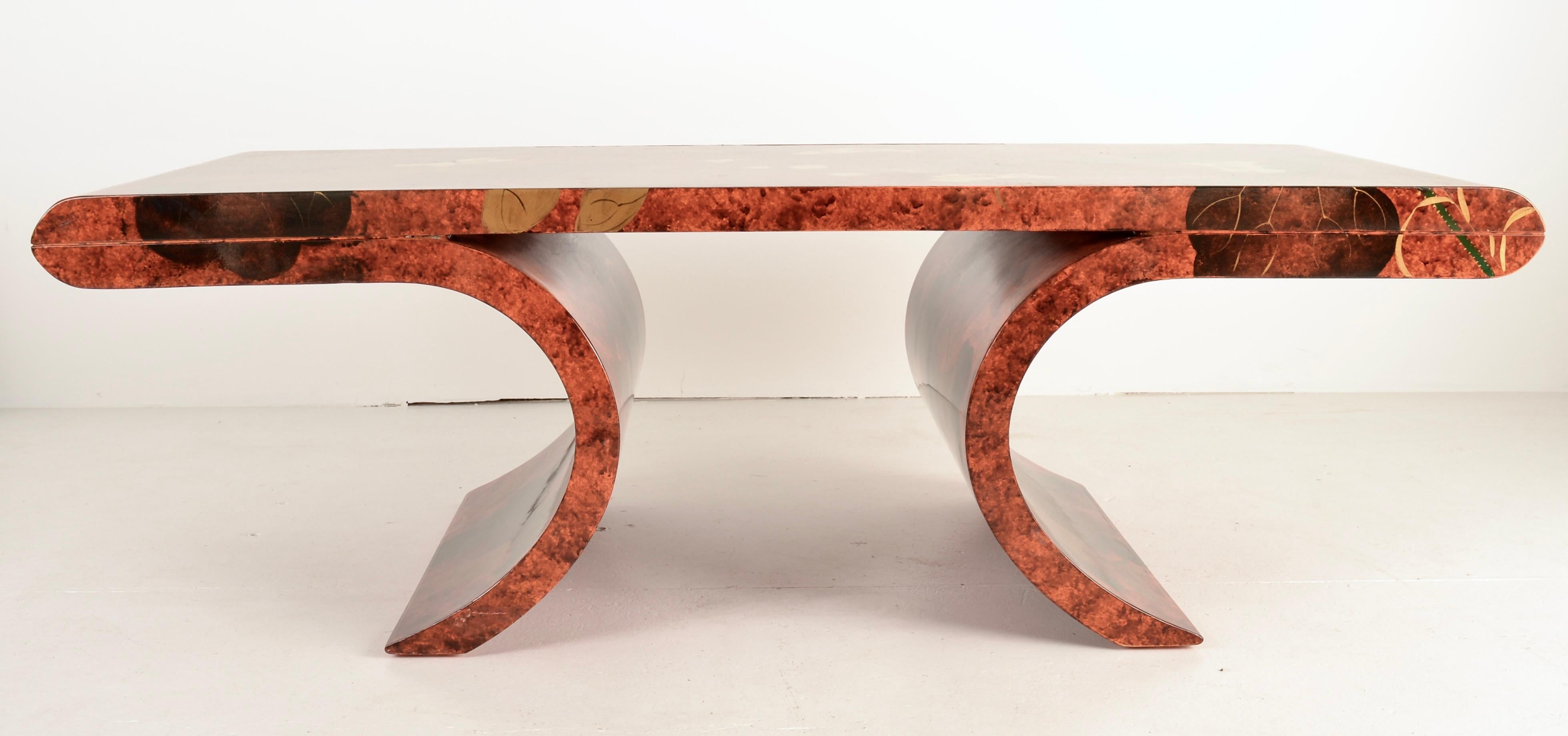 Die wunderschöne handgemalte Dekoration auf einem Hintergrund aus Ölflecken macht diesen Tisch zu einem echten Hingucker. Eine attraktive skulpturale Form trägt zu seiner Attraktivität bei. Der Tisch wurde mit einer neuen Lackschicht in Hochglanz