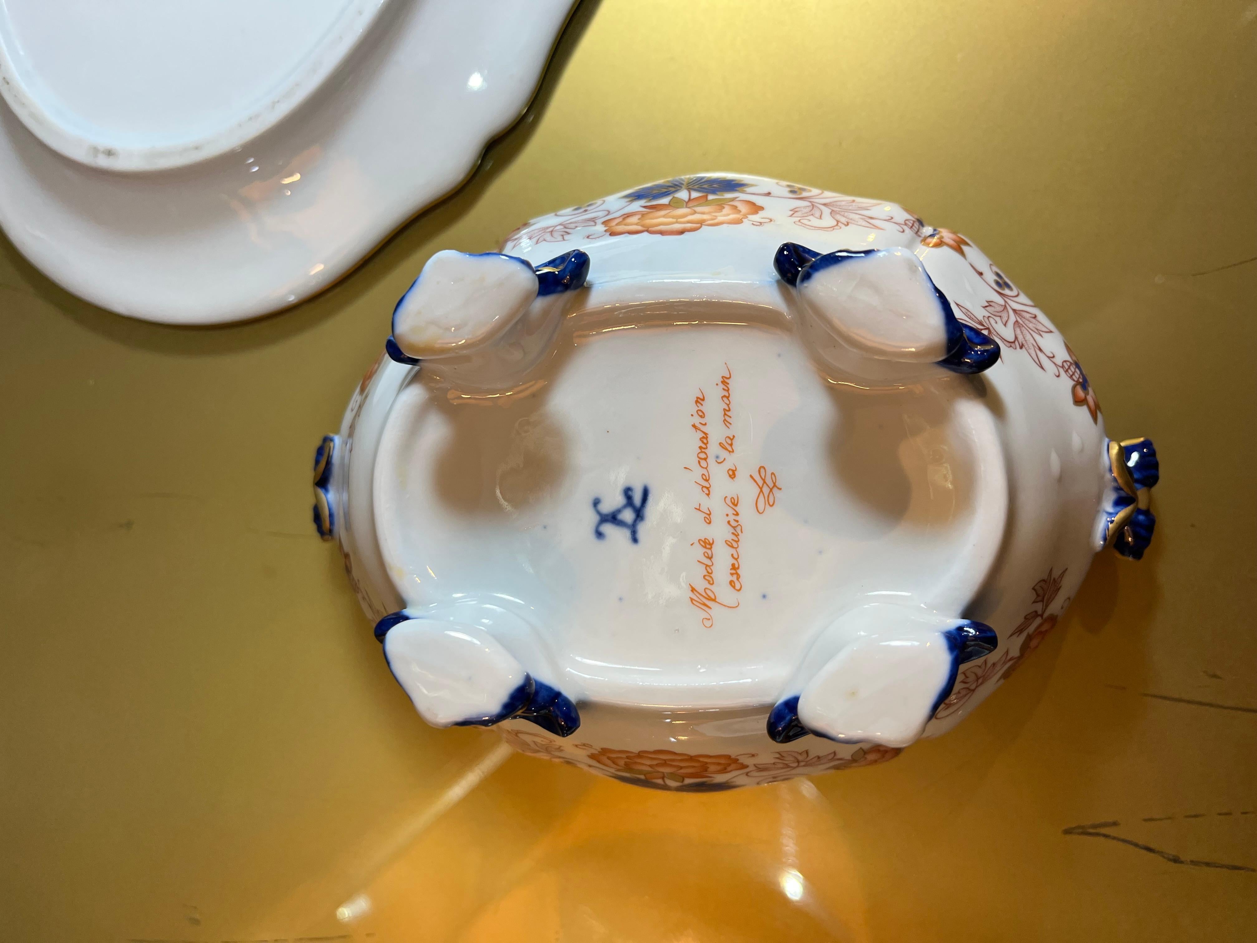 Sopera de porcelana de Sévres de los años 50 decorada a mano en venta 3