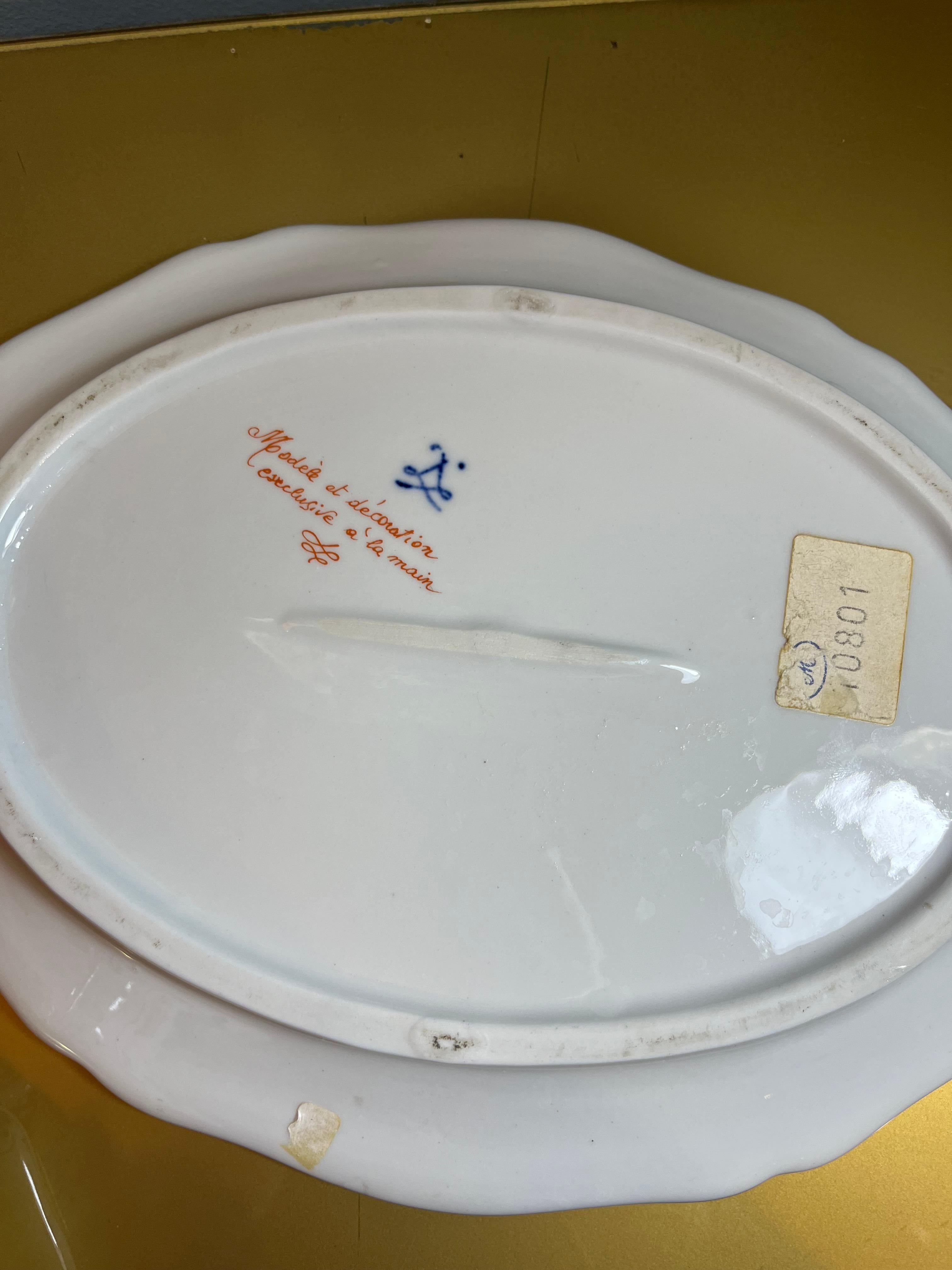 Sopera de porcelana de Sévres de los años 50 decorada a mano en venta 4