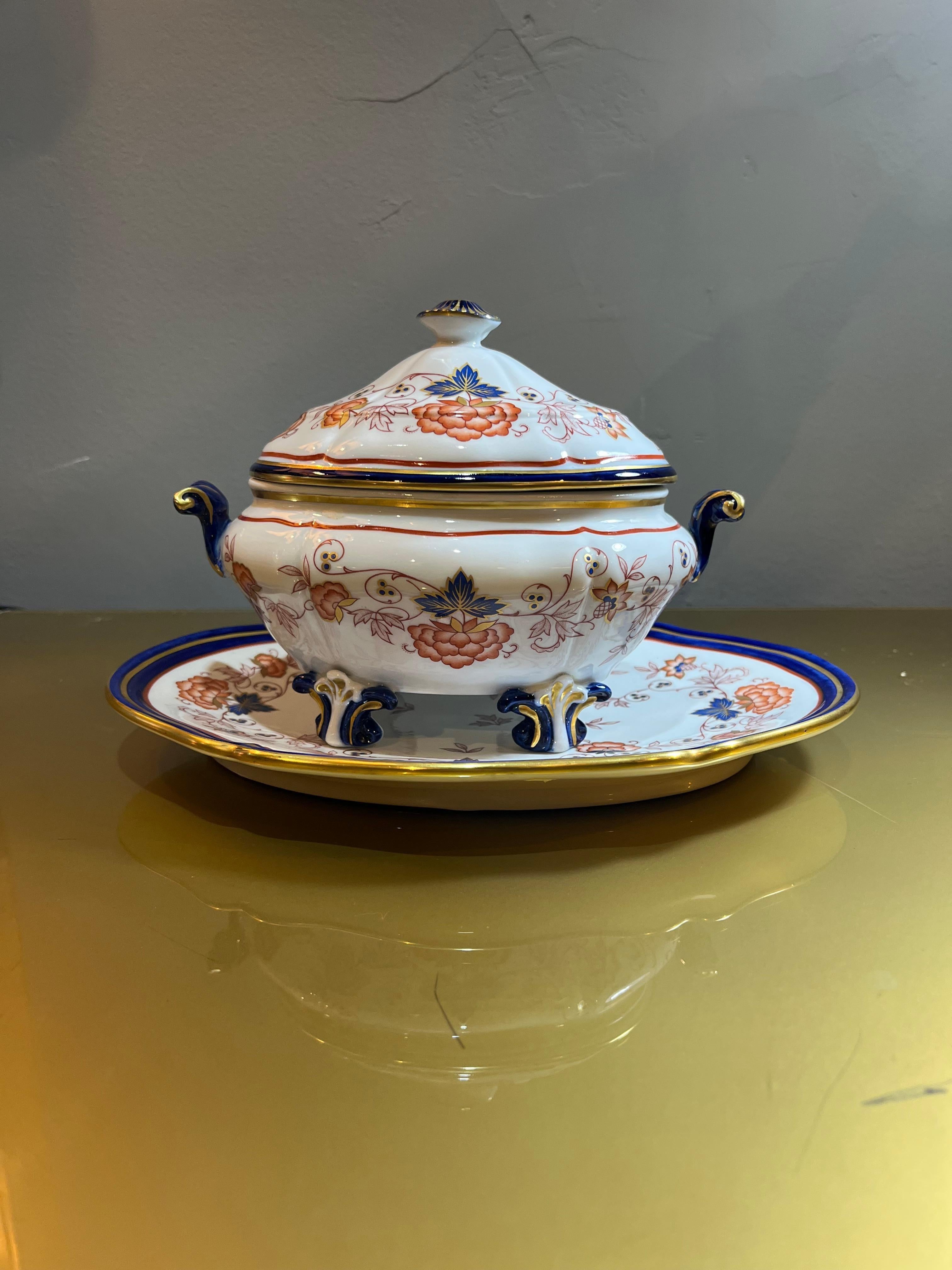 Sopera de porcelana de Sévres decorada a mano de los años 50. Producto en buen estado con pequeños signos de desgaste causados por los años y el uso. Su historia está llena de encanto y acontecimientos particulares. La fábrica se fundó en Vincennes