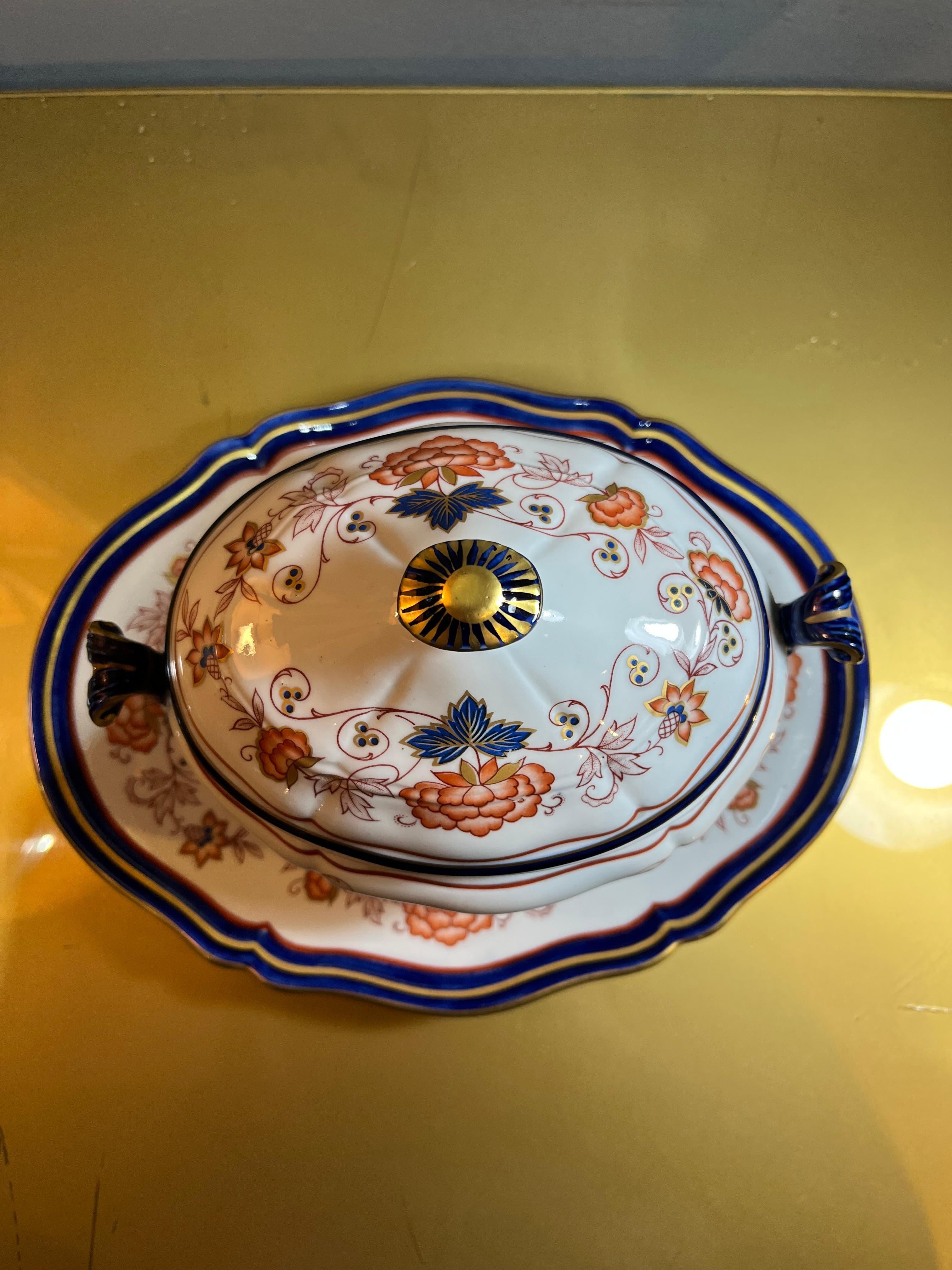 Sopera de porcelana de Sévres de los años 50 decorada a mano en venta 1