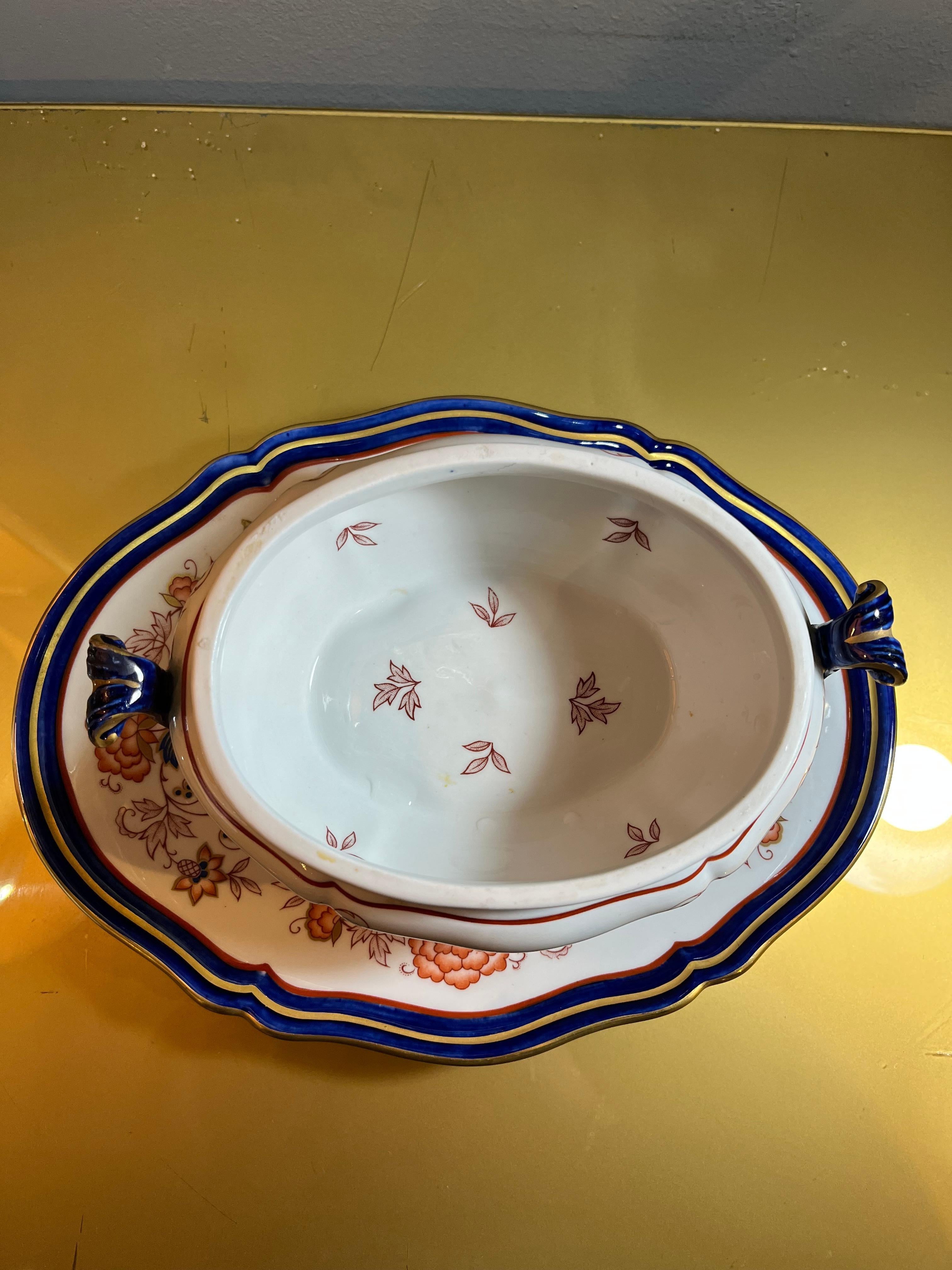 Sopera de porcelana de Sévres de los años 50 decorada a mano en venta 2