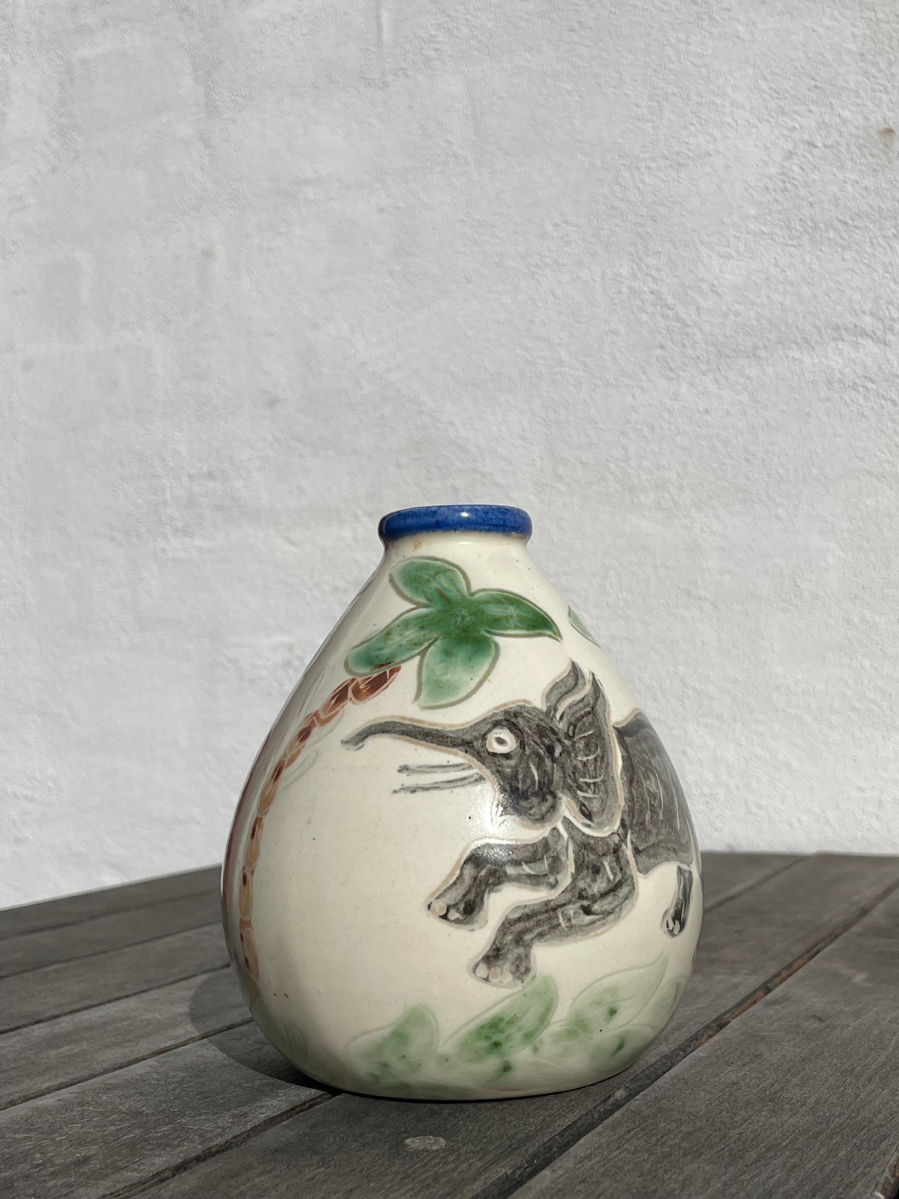 Vaso Grimstrup decorato a mano con elefanti, palme e foglie, anni '50 in vendita 4