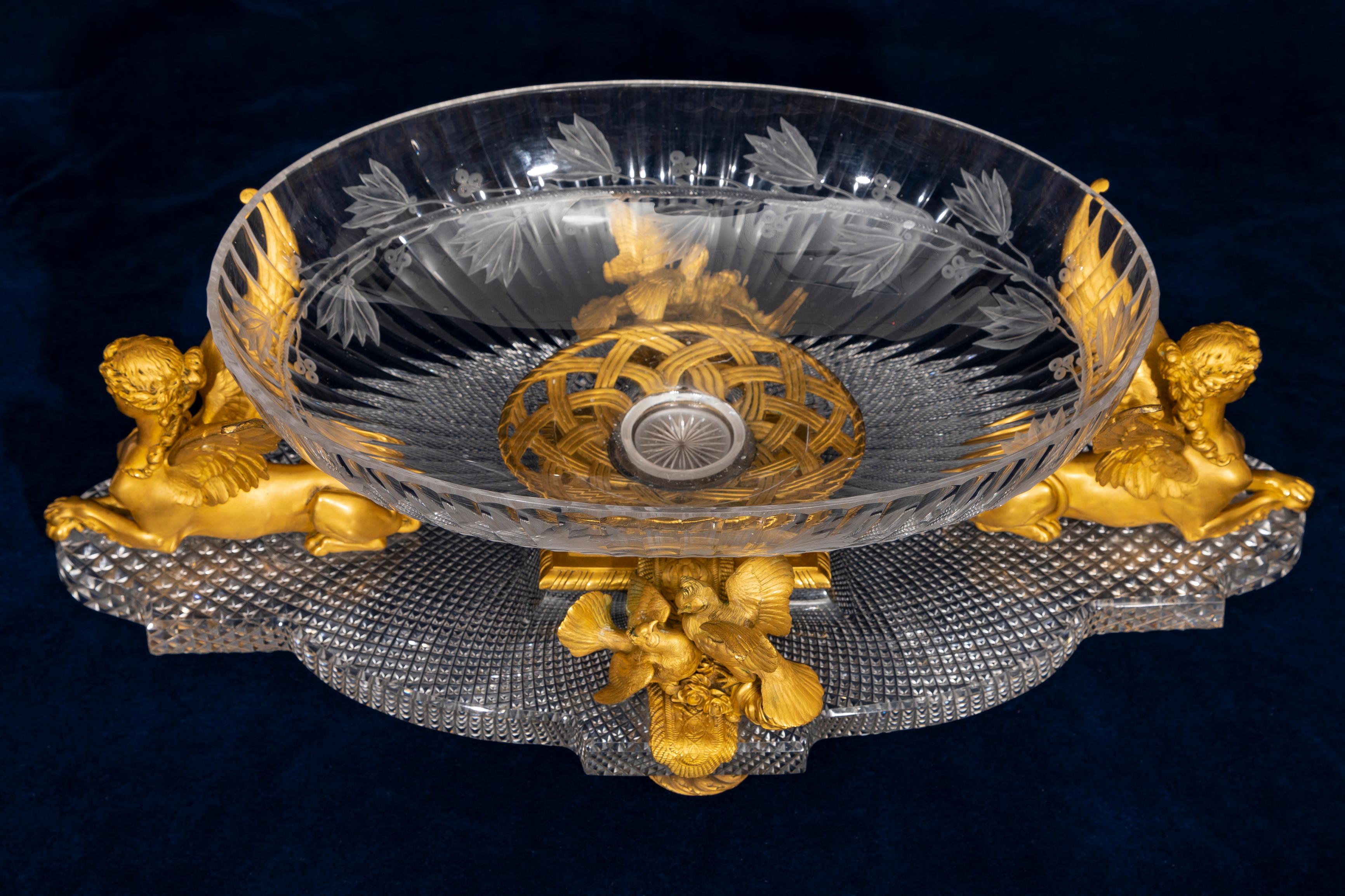 Sculpté à la main Centre de table/Surtout de table Baccarat en cristal taillé à la main et monté en bronze doré en vente
