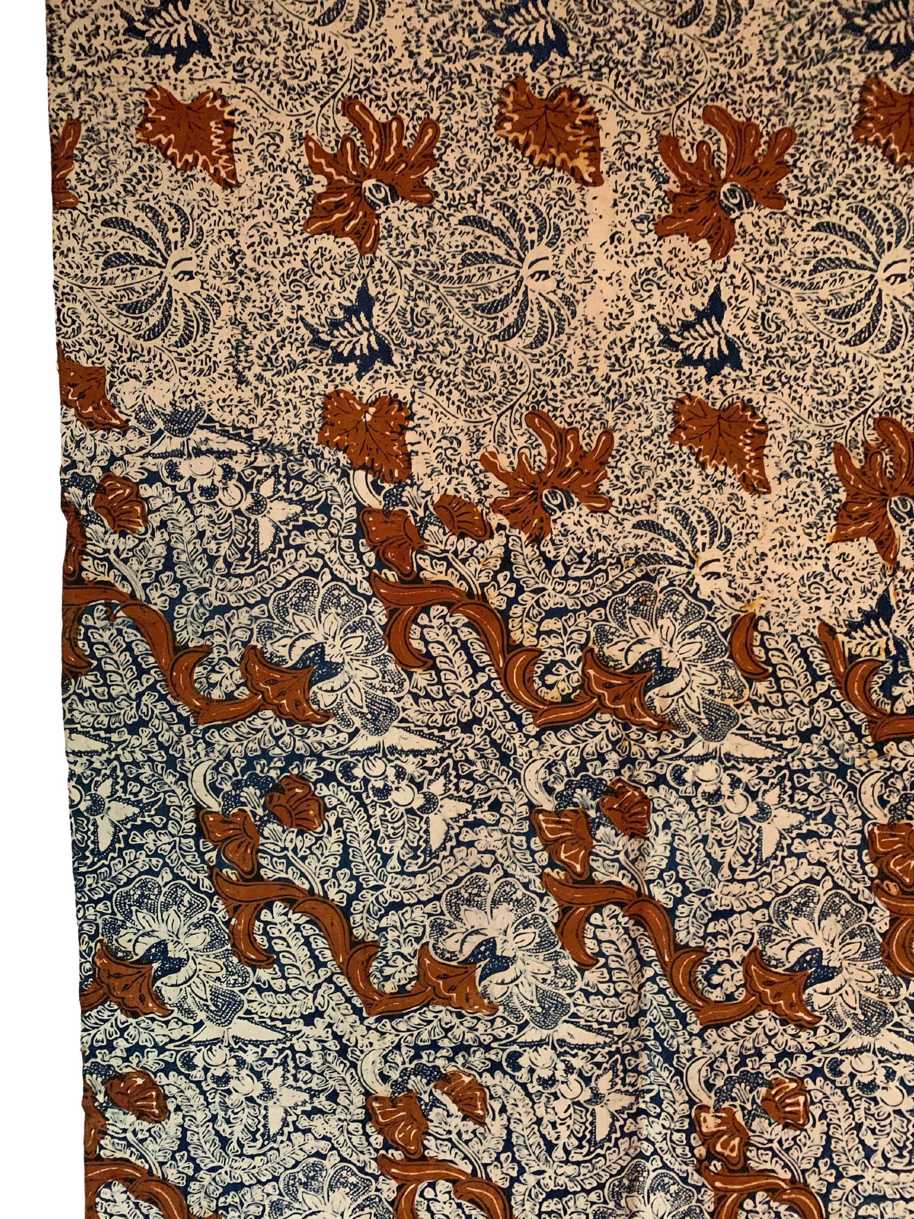 Un bel exemple de textile batik de Solo, Java, Indonésie. Ce textile présente de magnifiques détails et contrastes. Il présente un magnifique éventail de motifs floraux. 

