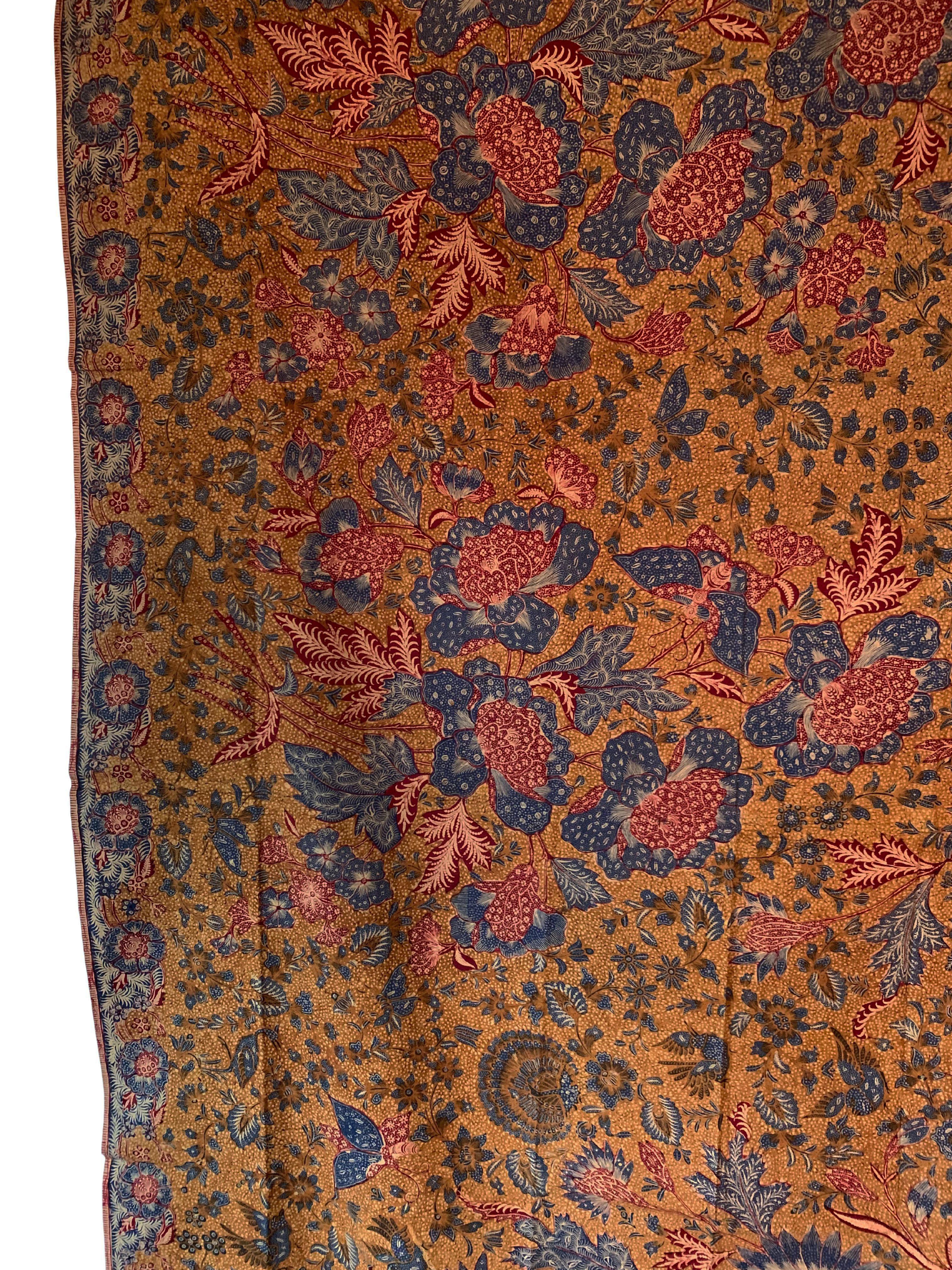 Ein schönes Beispiel für ein Batiktextil aus Solo, Java, Indonesien. Dieser Stoff zeichnet sich durch wunderbare Details und Kontraste aus. Es ist mit einer Vielzahl von Blumen-, Schmetterlings- und Vogelmotiven verziert. 

