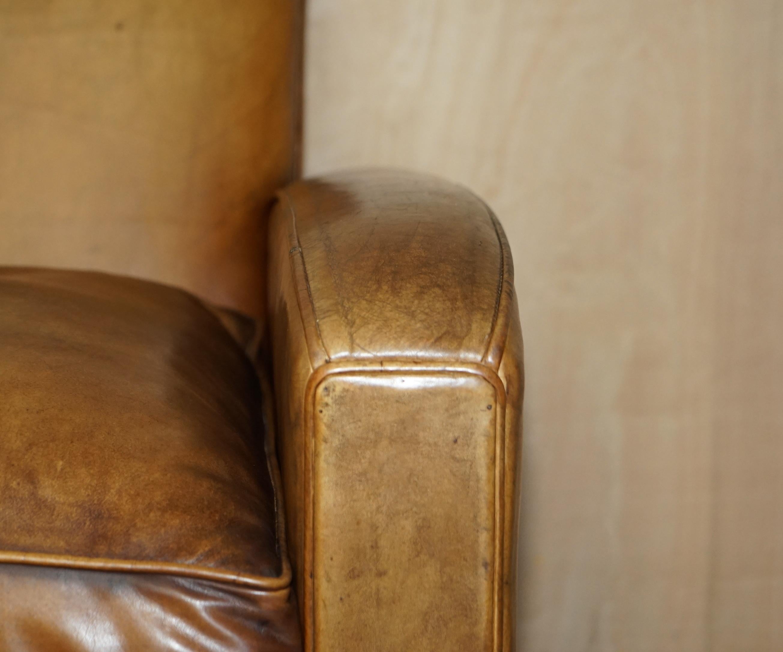 Canapé Art Déco à trois places en cuir marron teint à la main style Odeon avec assise remplie de plumes en vente 3