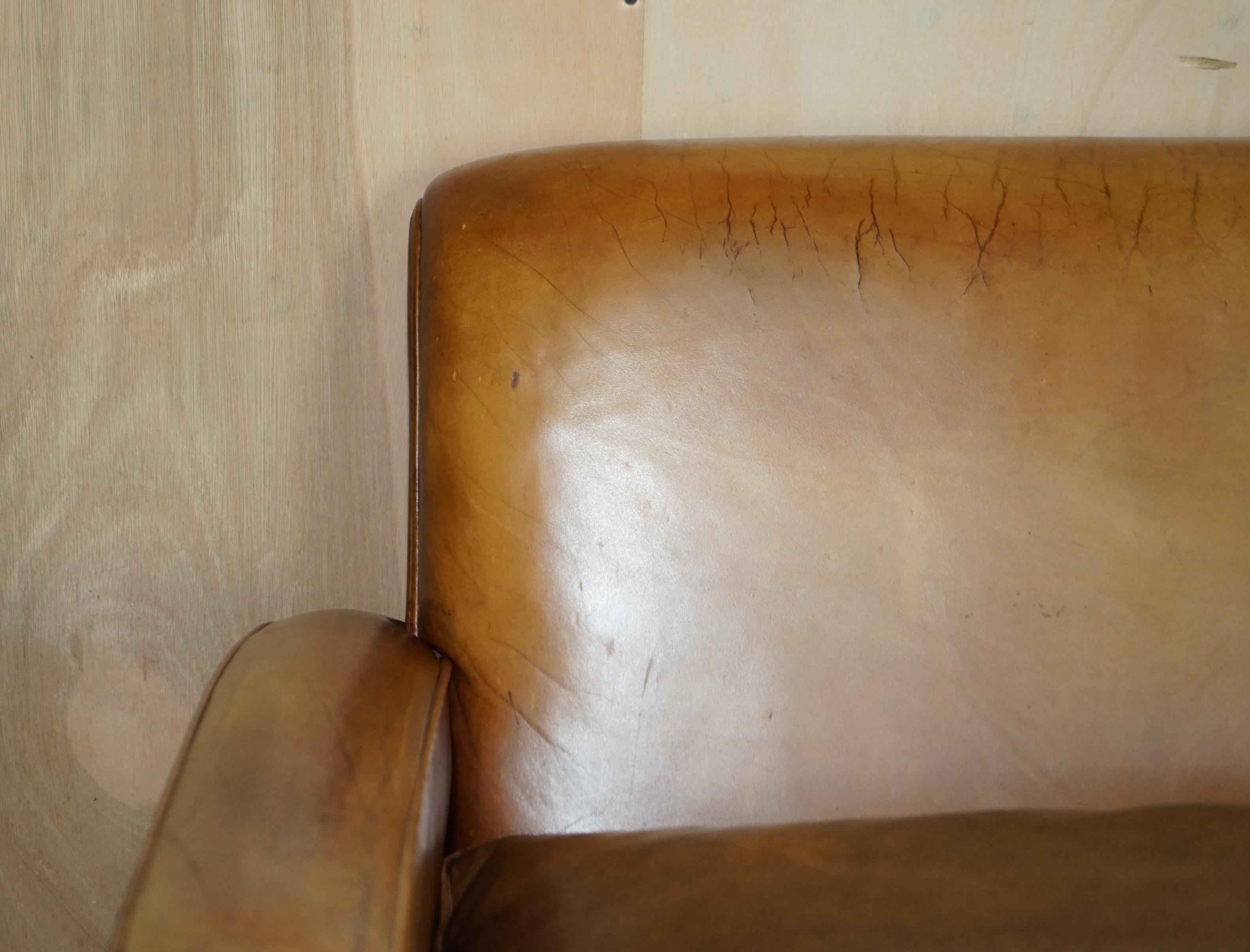 Handgefärbtes braunes Leder Art Deco Odeon-Stil Dreisitzer-Sofa mit Federn (Art déco) im Angebot