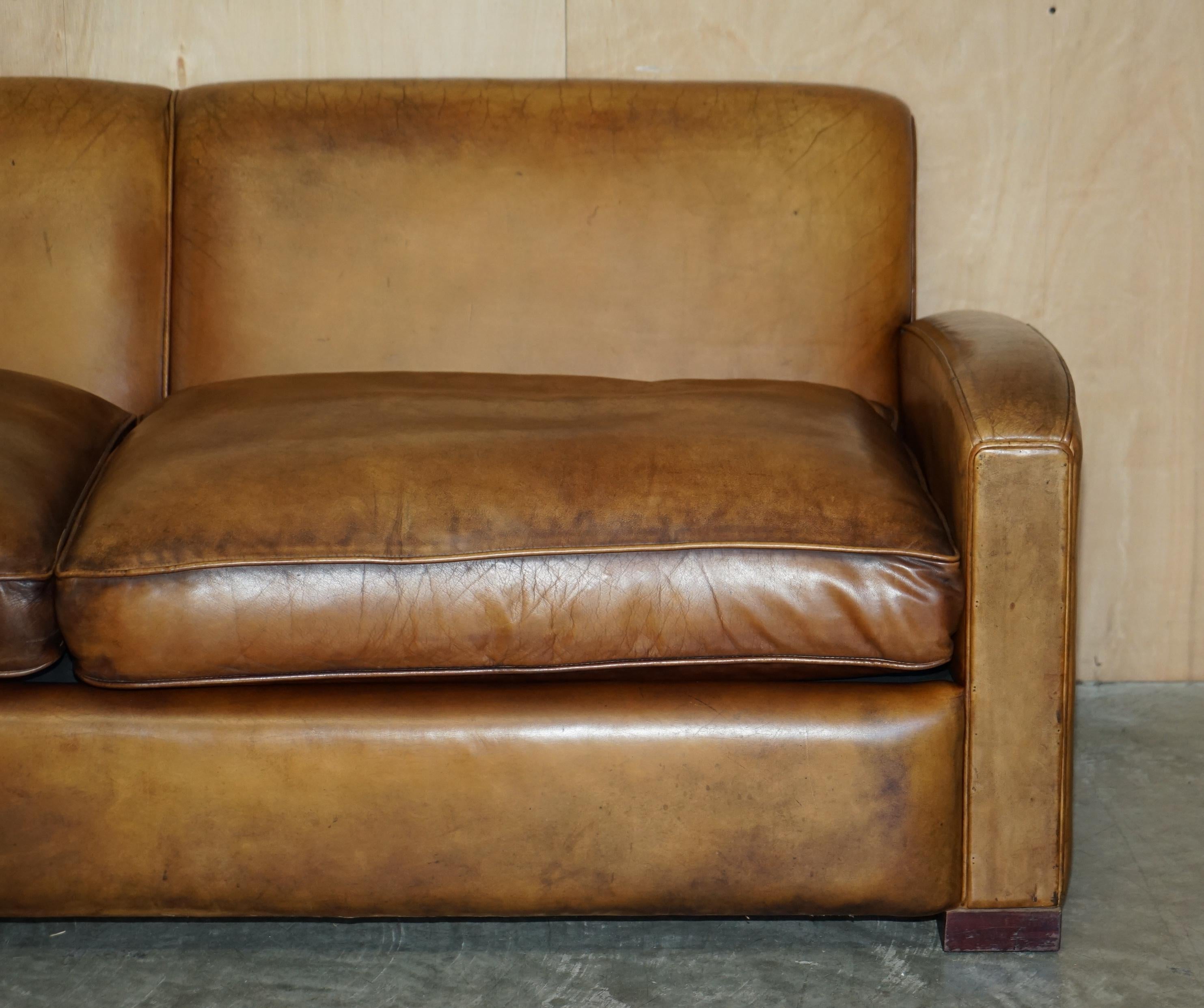 Canapé Art Déco à trois places en cuir marron teint à la main style Odeon avec assise remplie de plumes en vente 1