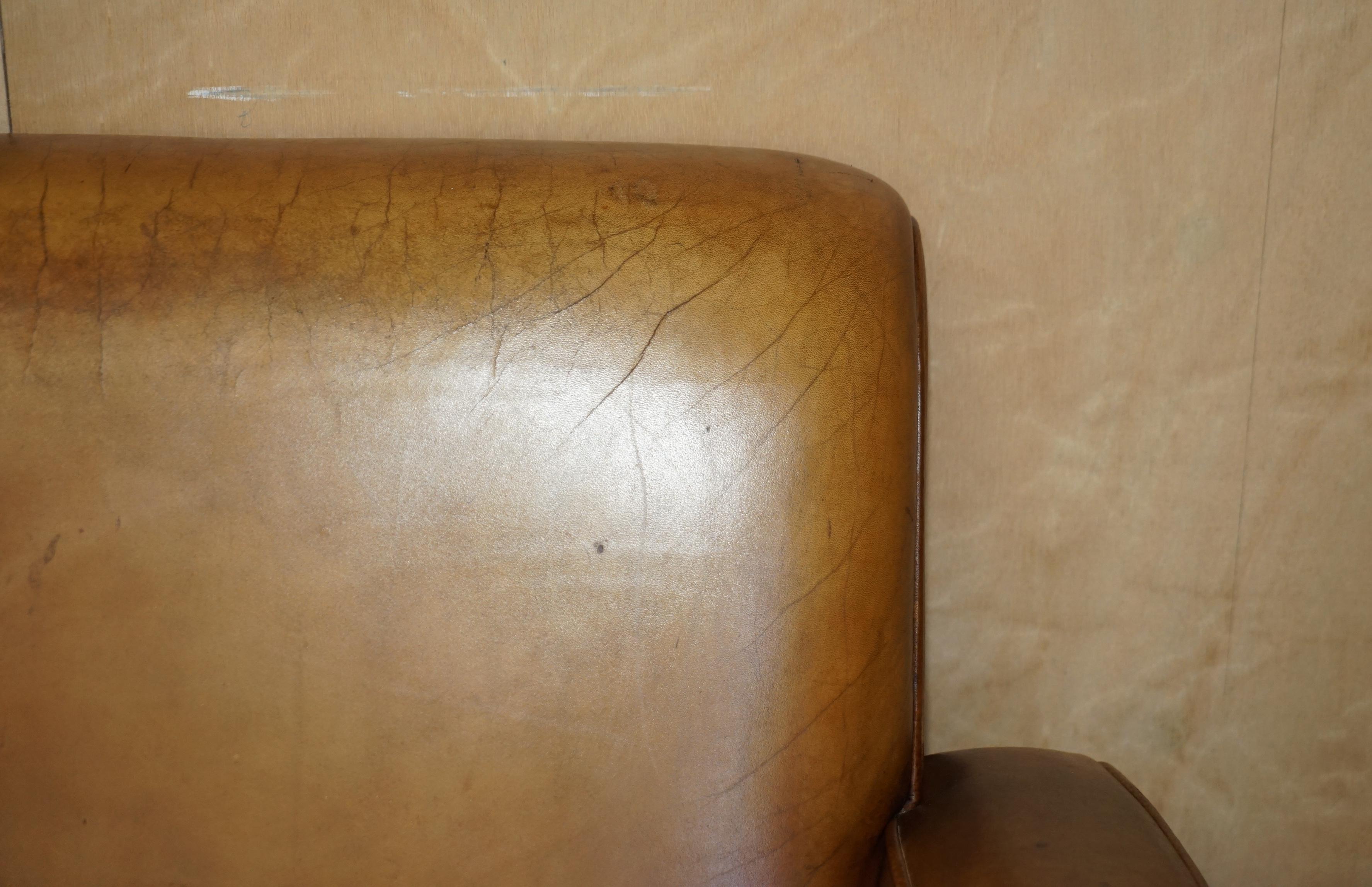 Canapé Art Déco à trois places en cuir marron teint à la main style Odeon avec assise remplie de plumes en vente 2