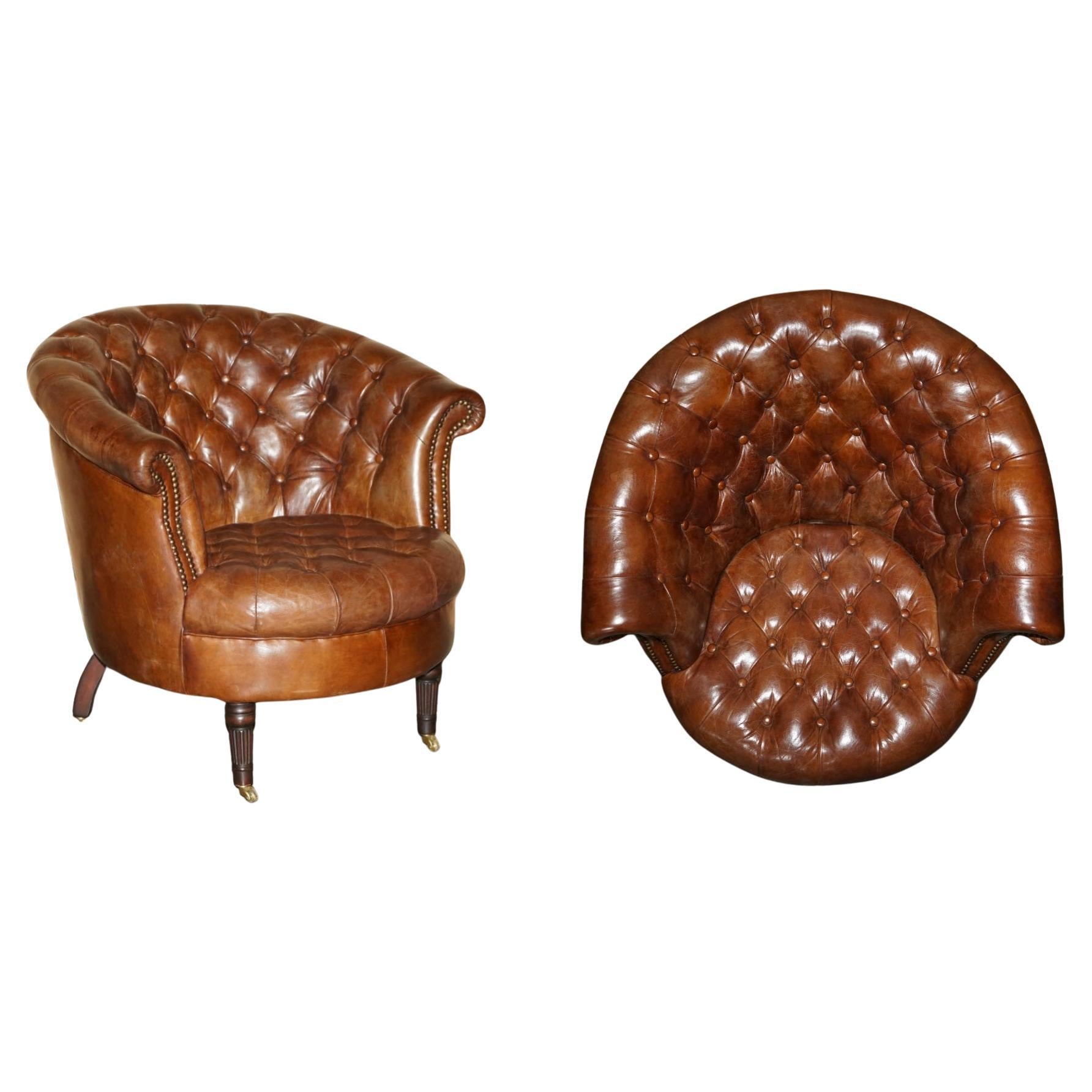 HAND DYED BROWN LEATHER CHESTERFIELD CLUB TUB BARREL ARMCHAiR WITH BRASS CASTORS For Sale