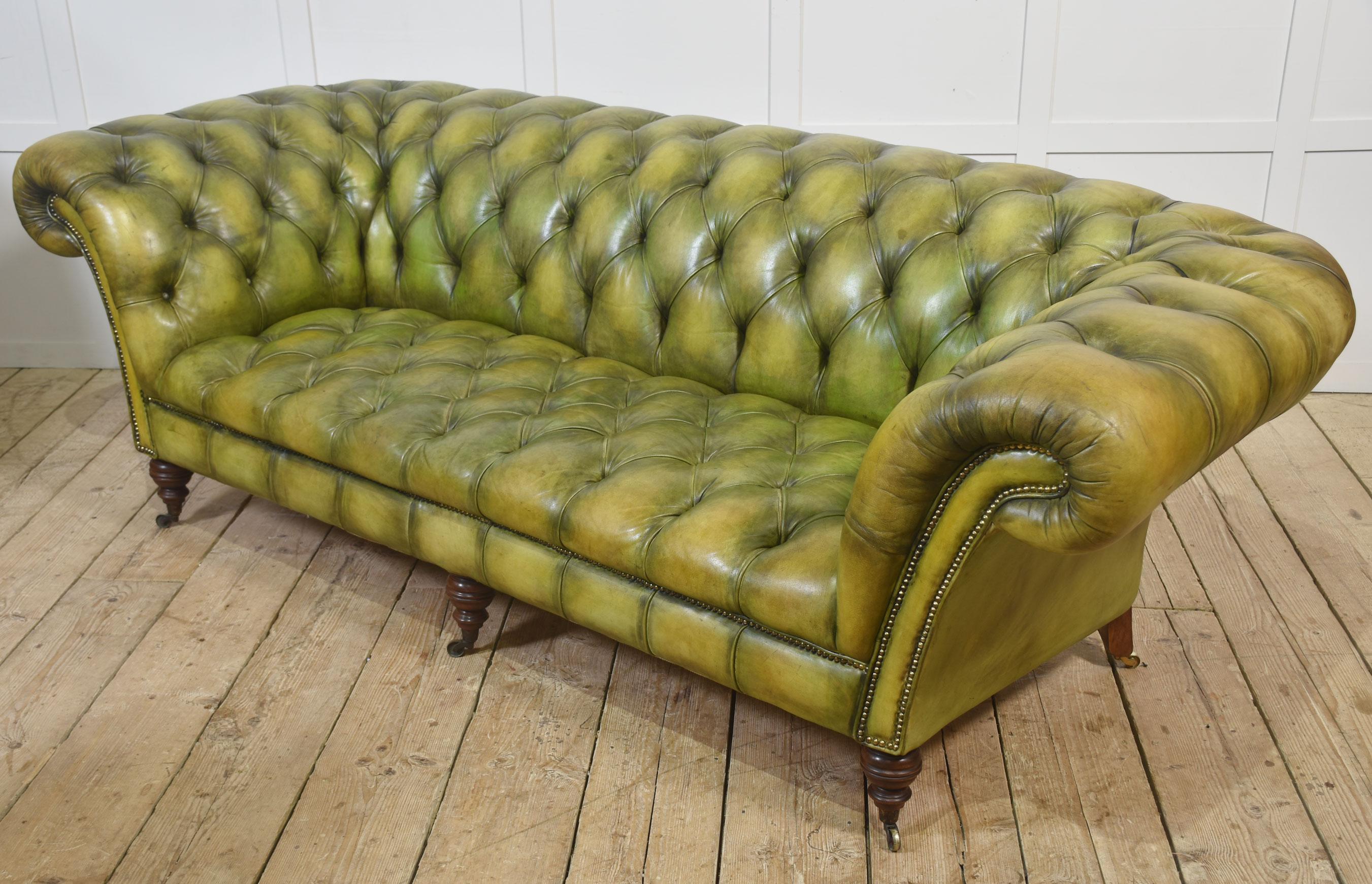 Handgefärbtes grünes Leder Chesterfield Sofa im Angebot 5